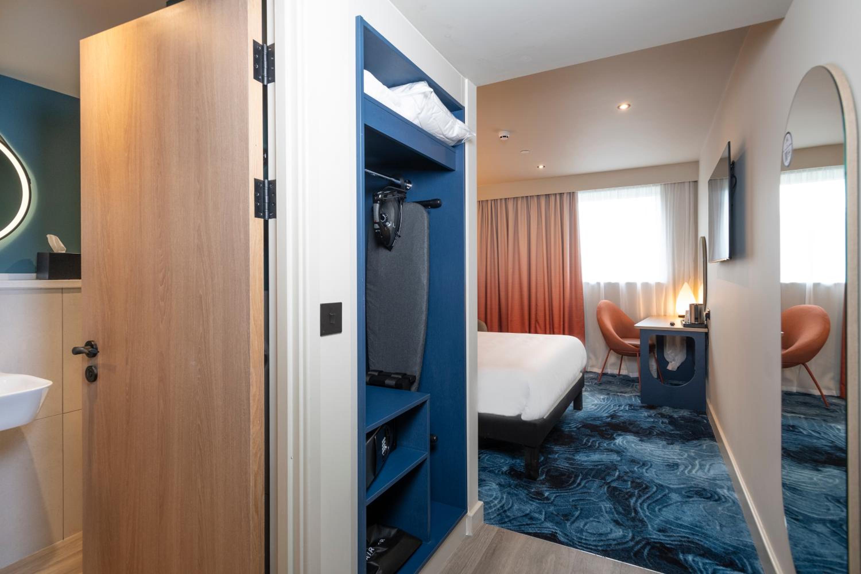 Standard Double Room with King Bed - Photo 2