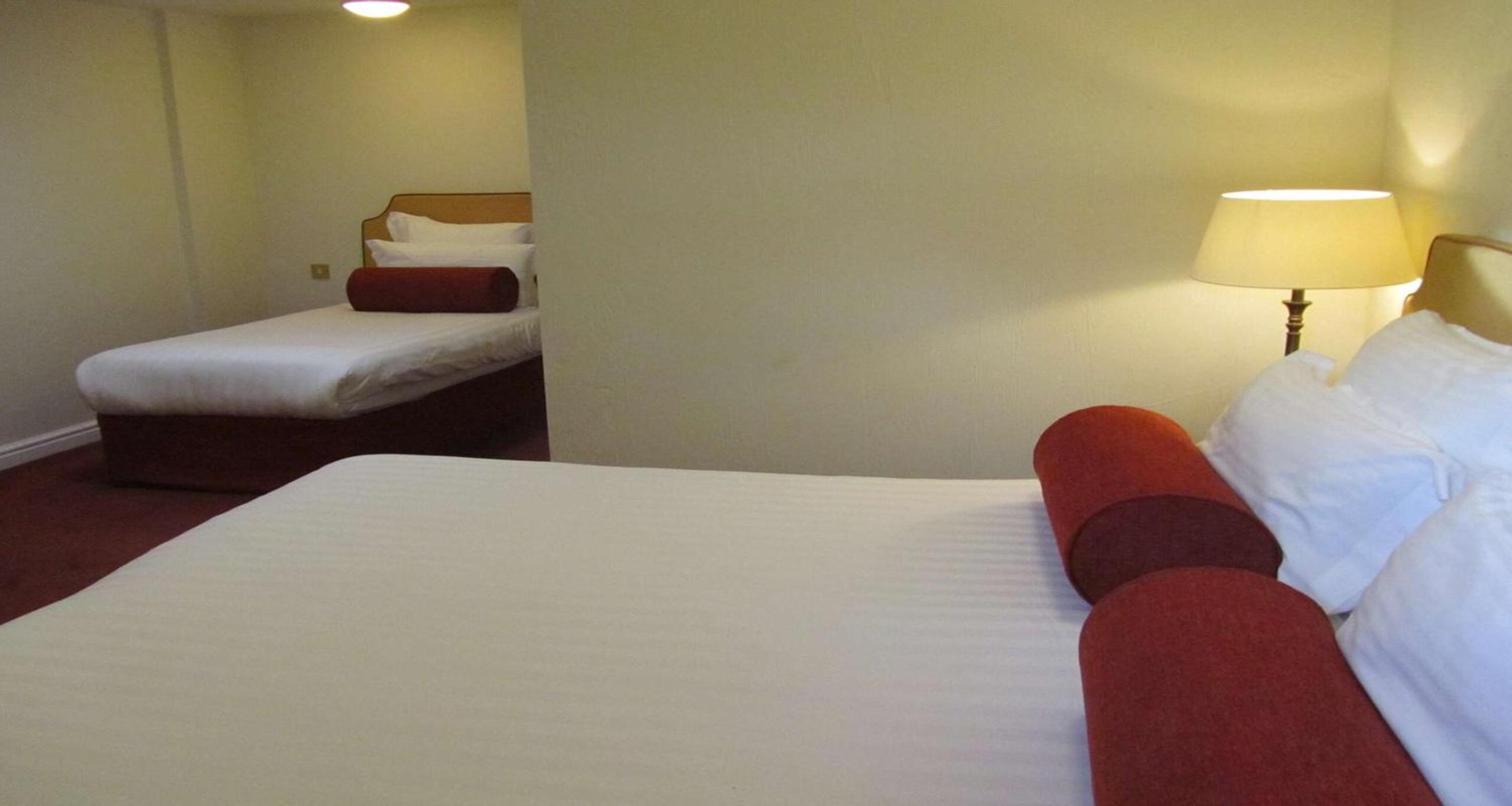 Family Room with Double and Single Beds - Non-Smoking - Photo 3