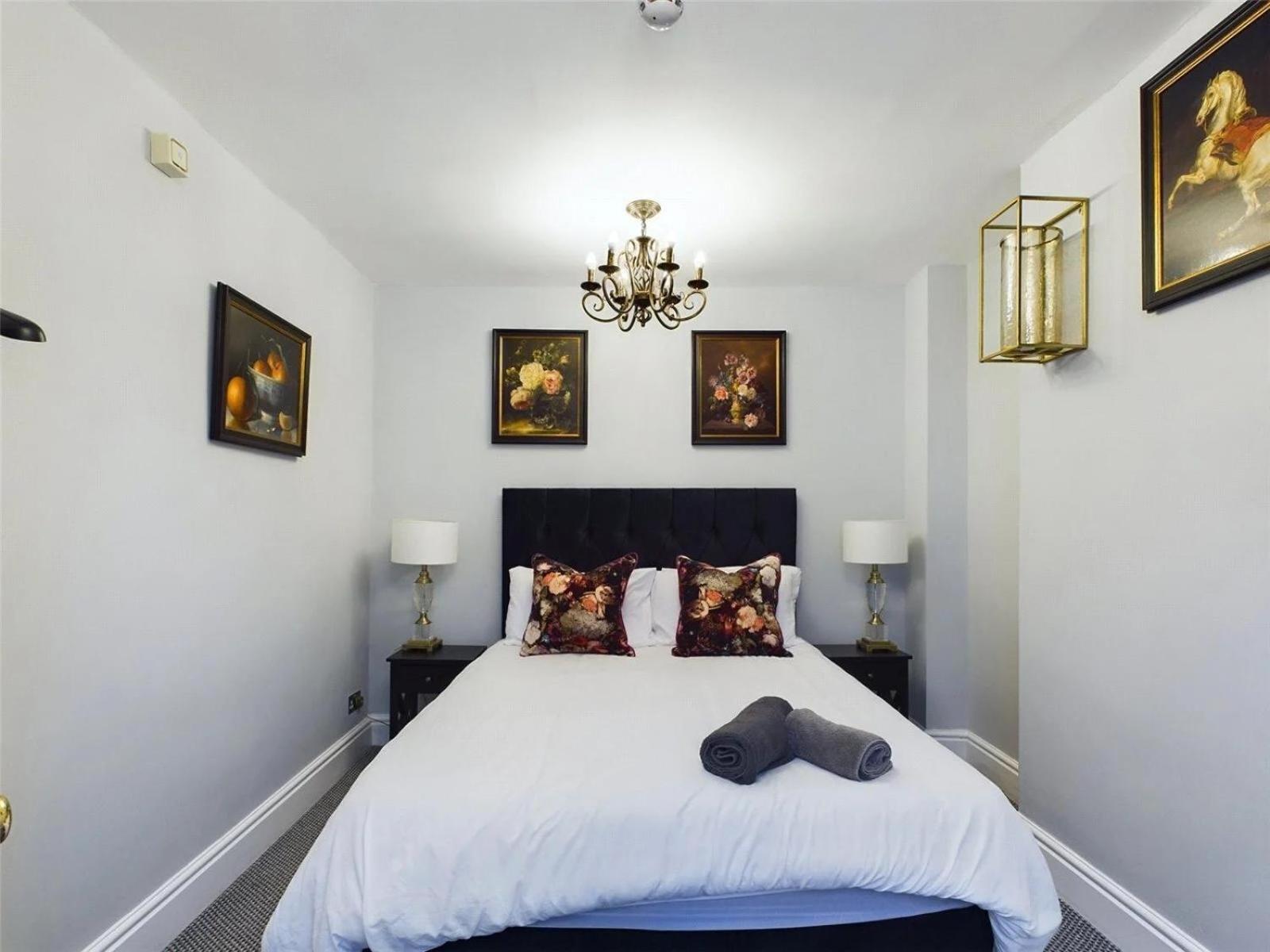 Five-Bedroom House photo 1