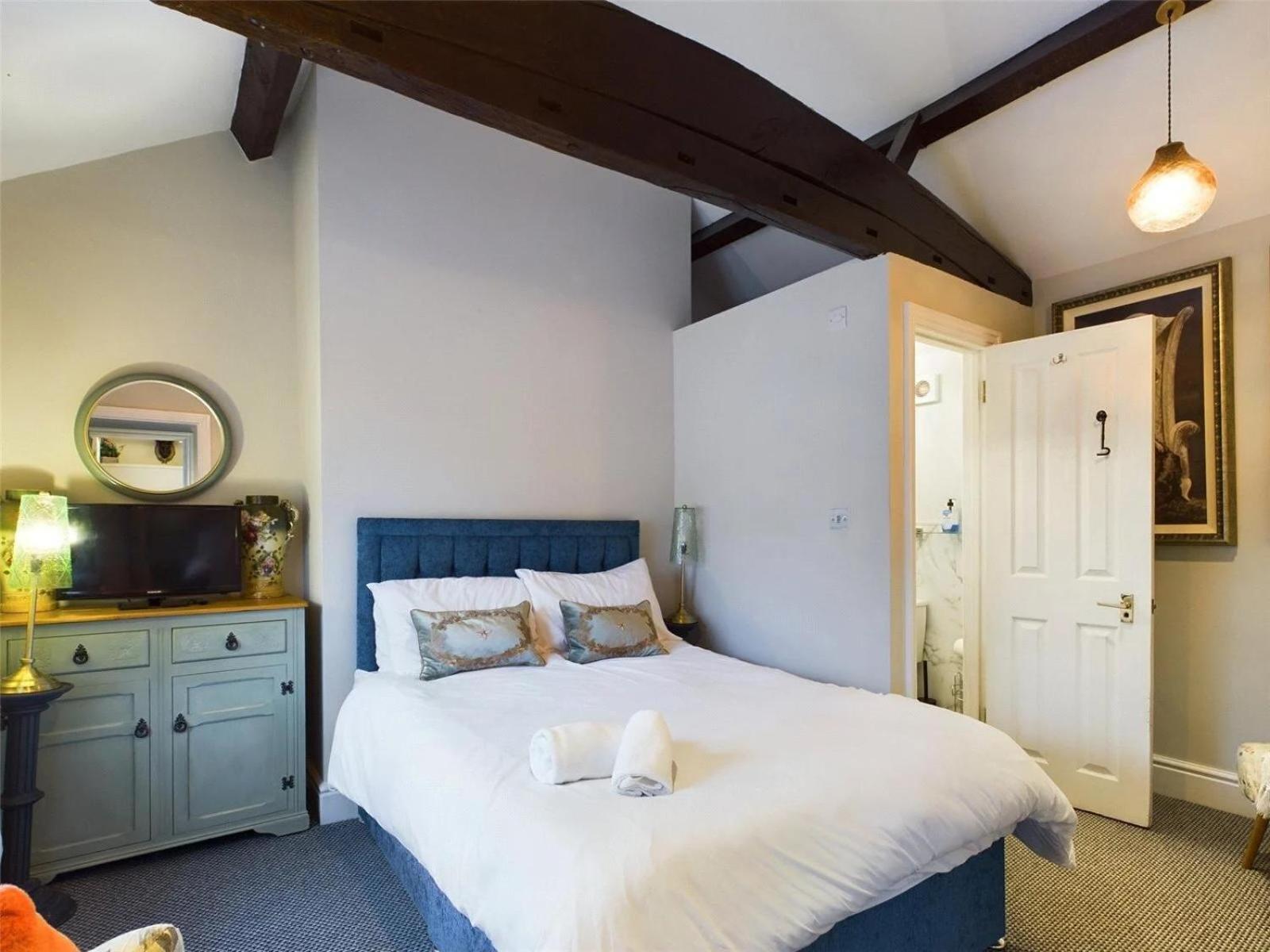 Five-Bedroom House photo 2