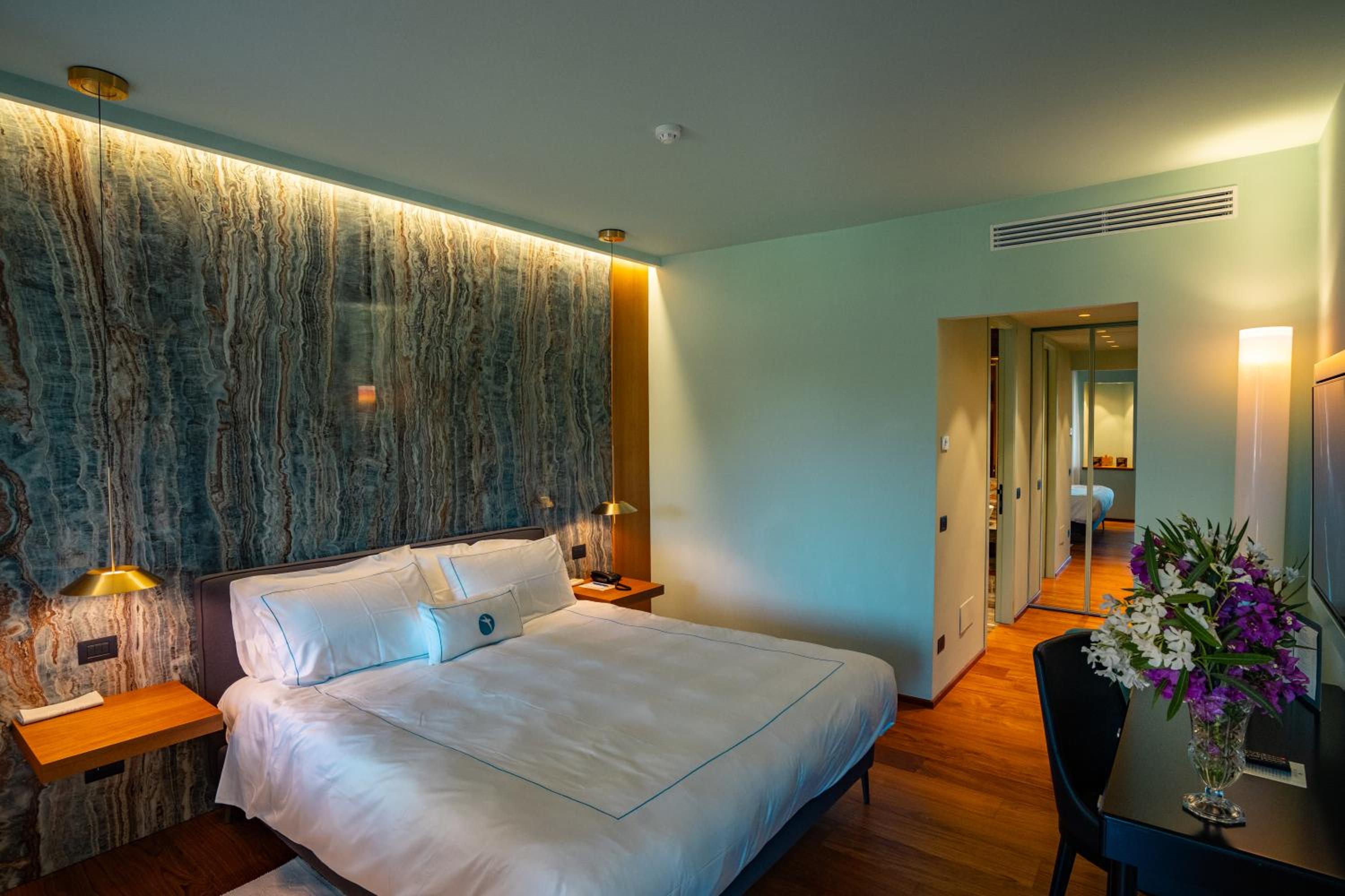 Suite - Photo 10