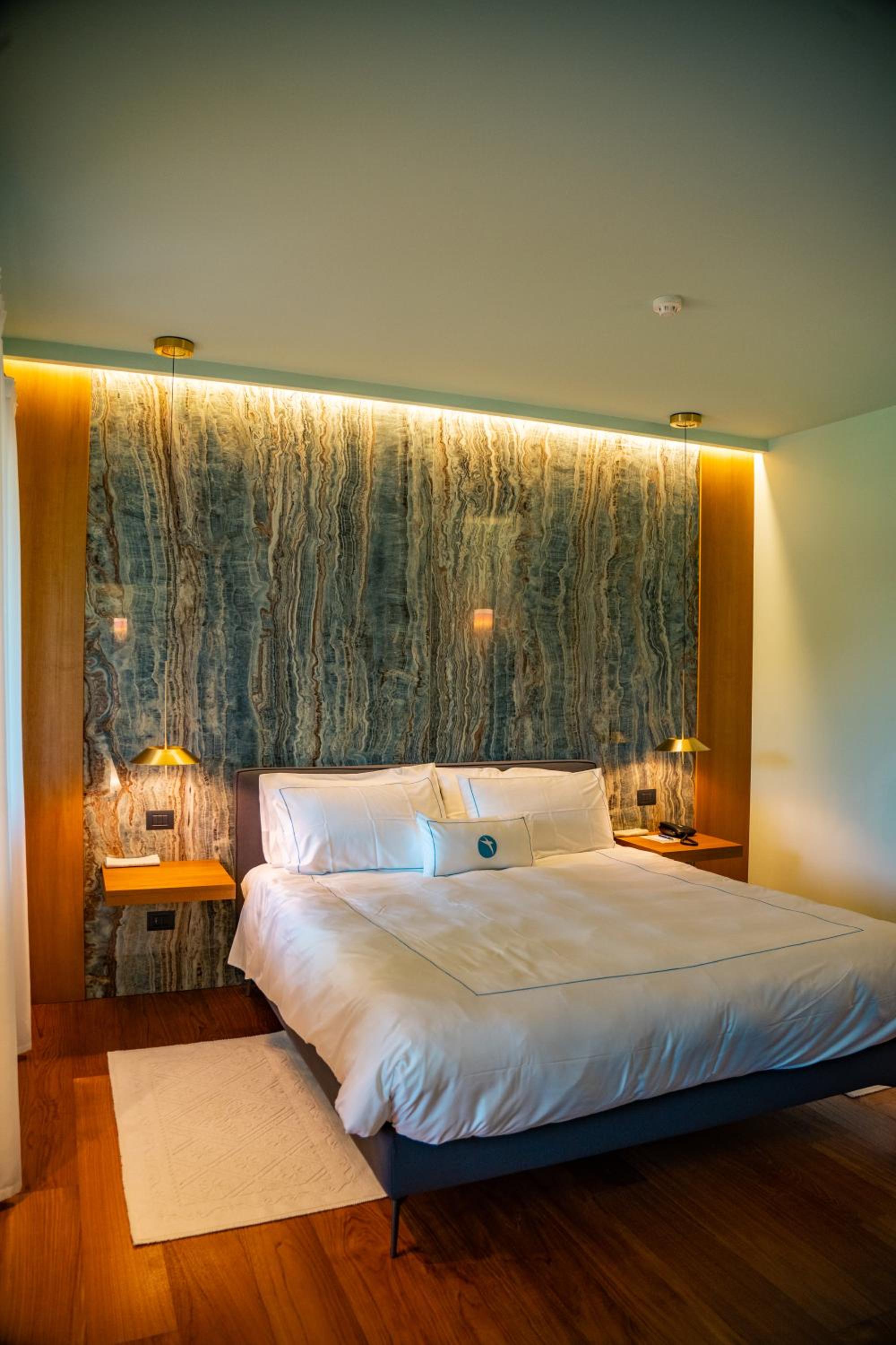 Suite - Photo 13