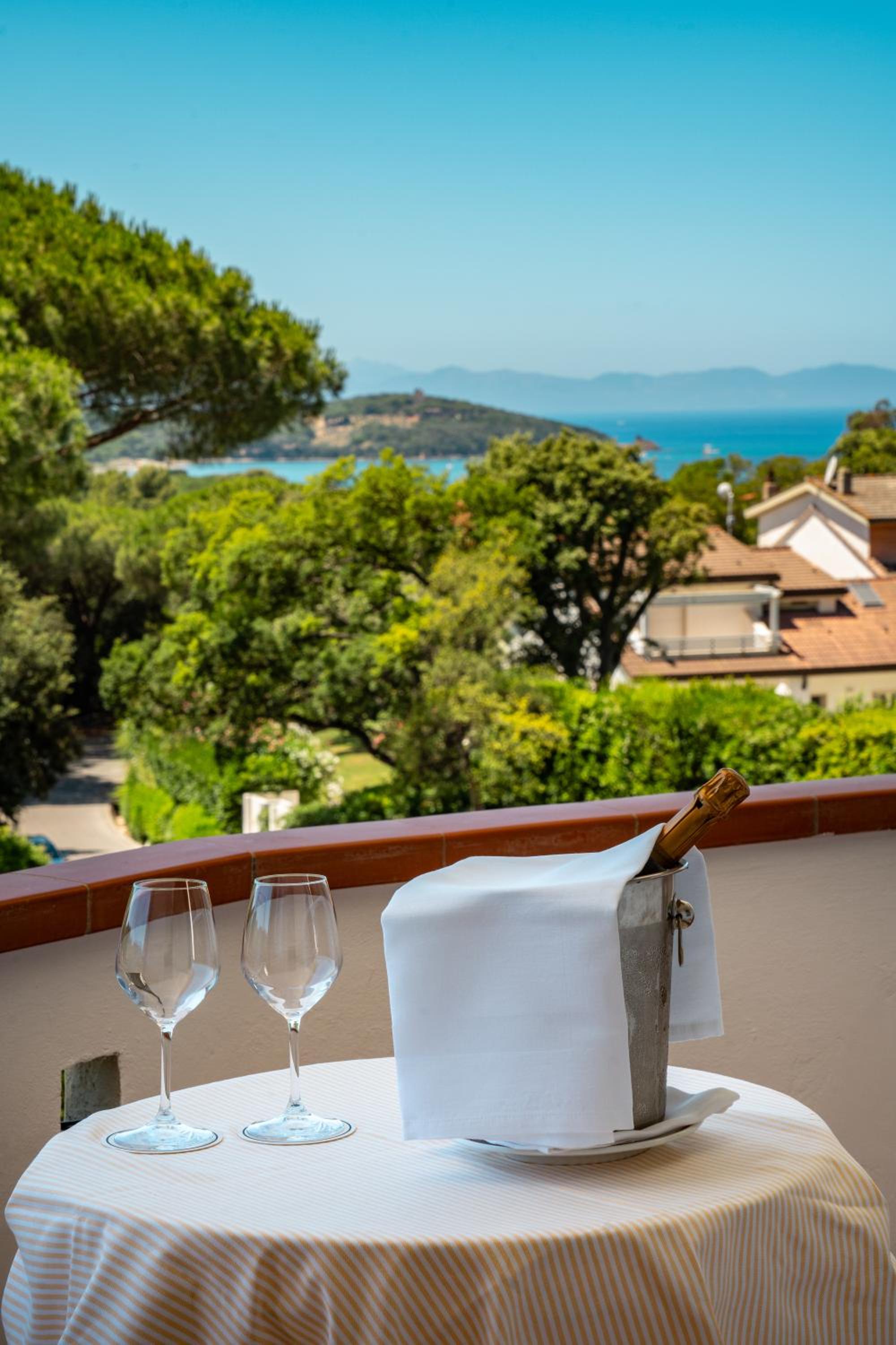 Double or Twin Room with Partial Sea View - Photo 2