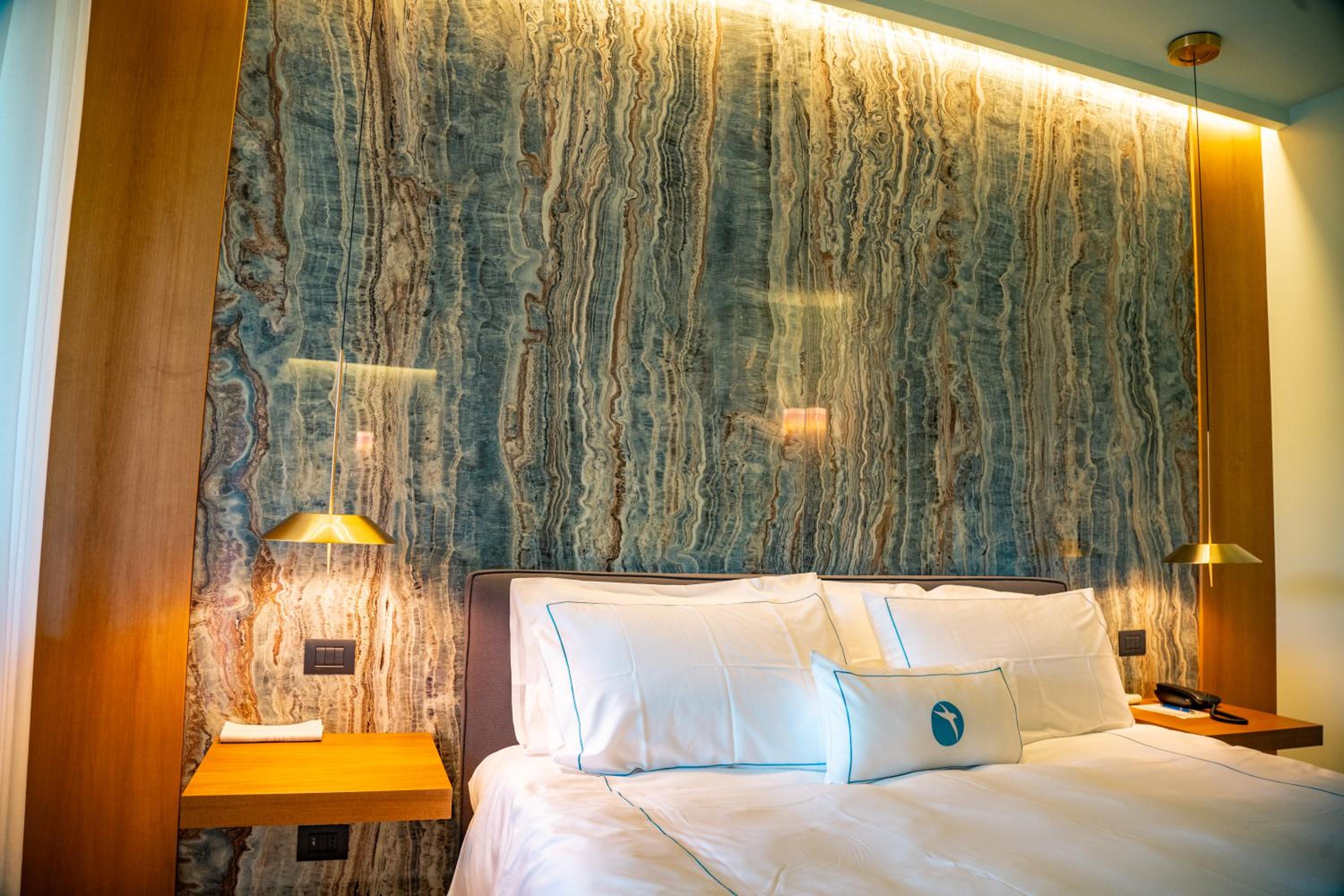 Suite - Photo 15