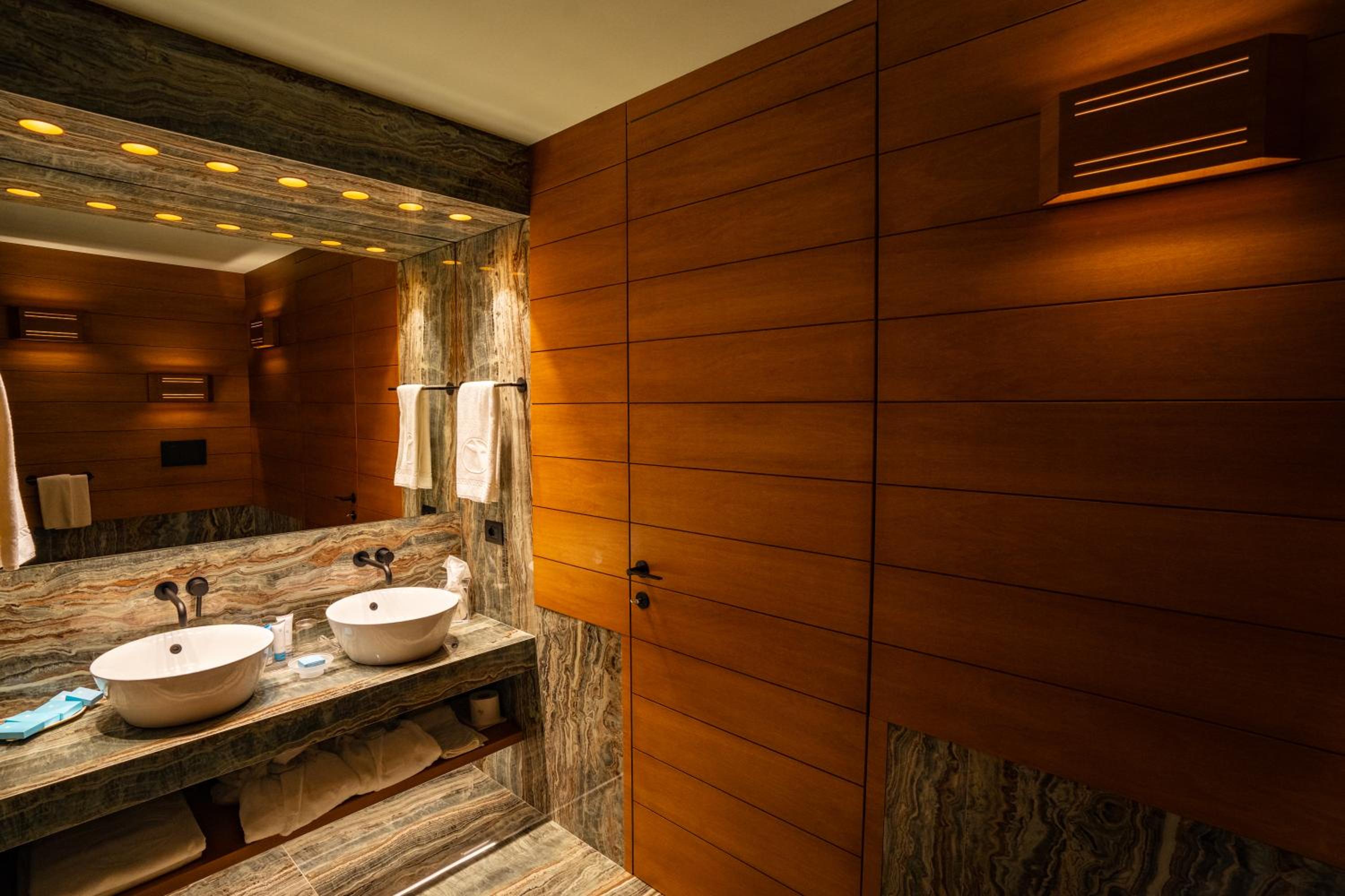 Suite - Photo 14