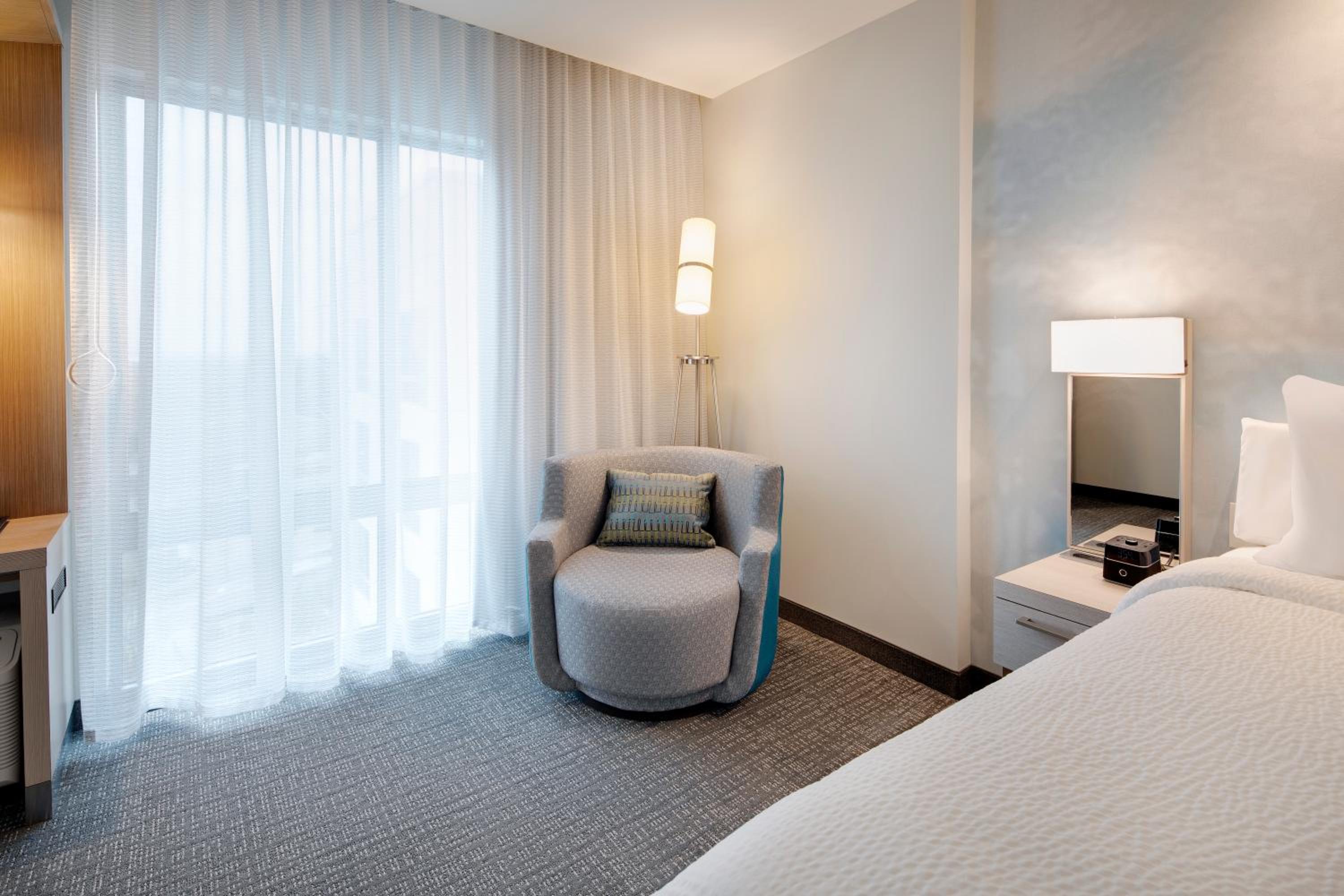 Guest room, 2 Queen, City view