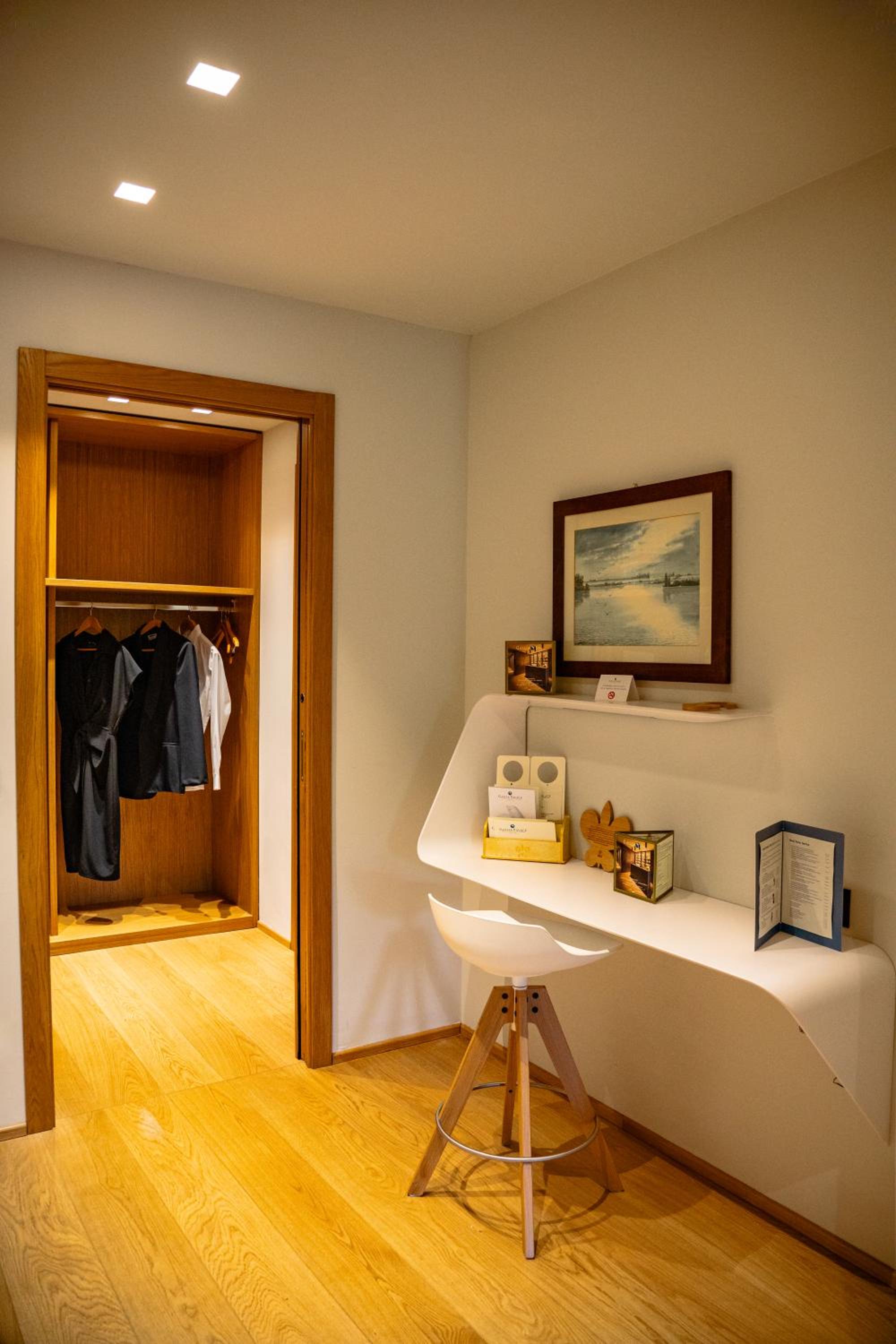 Suite - Photo 16