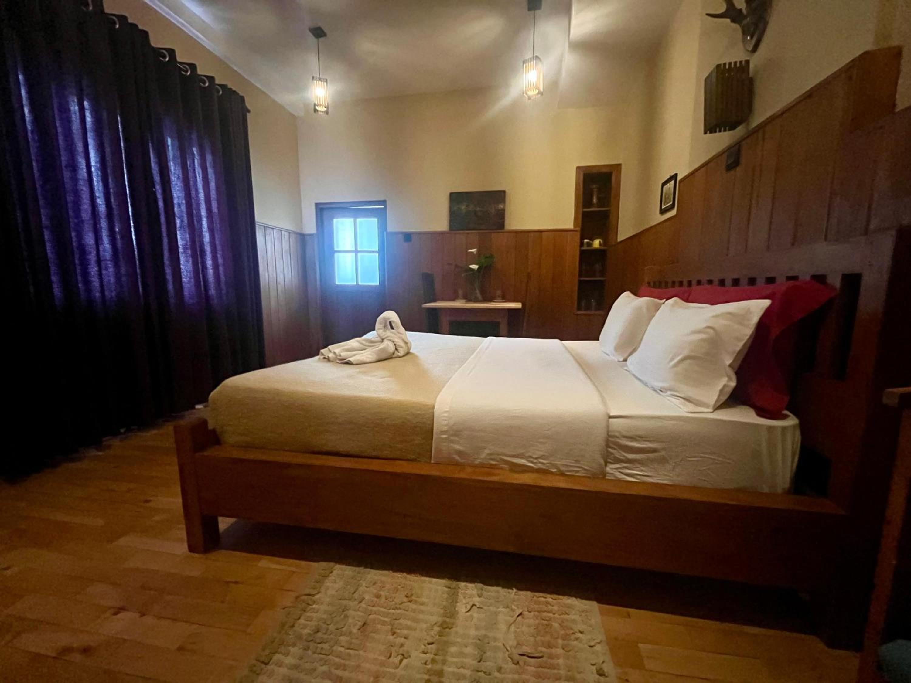 Queen Room photo 2