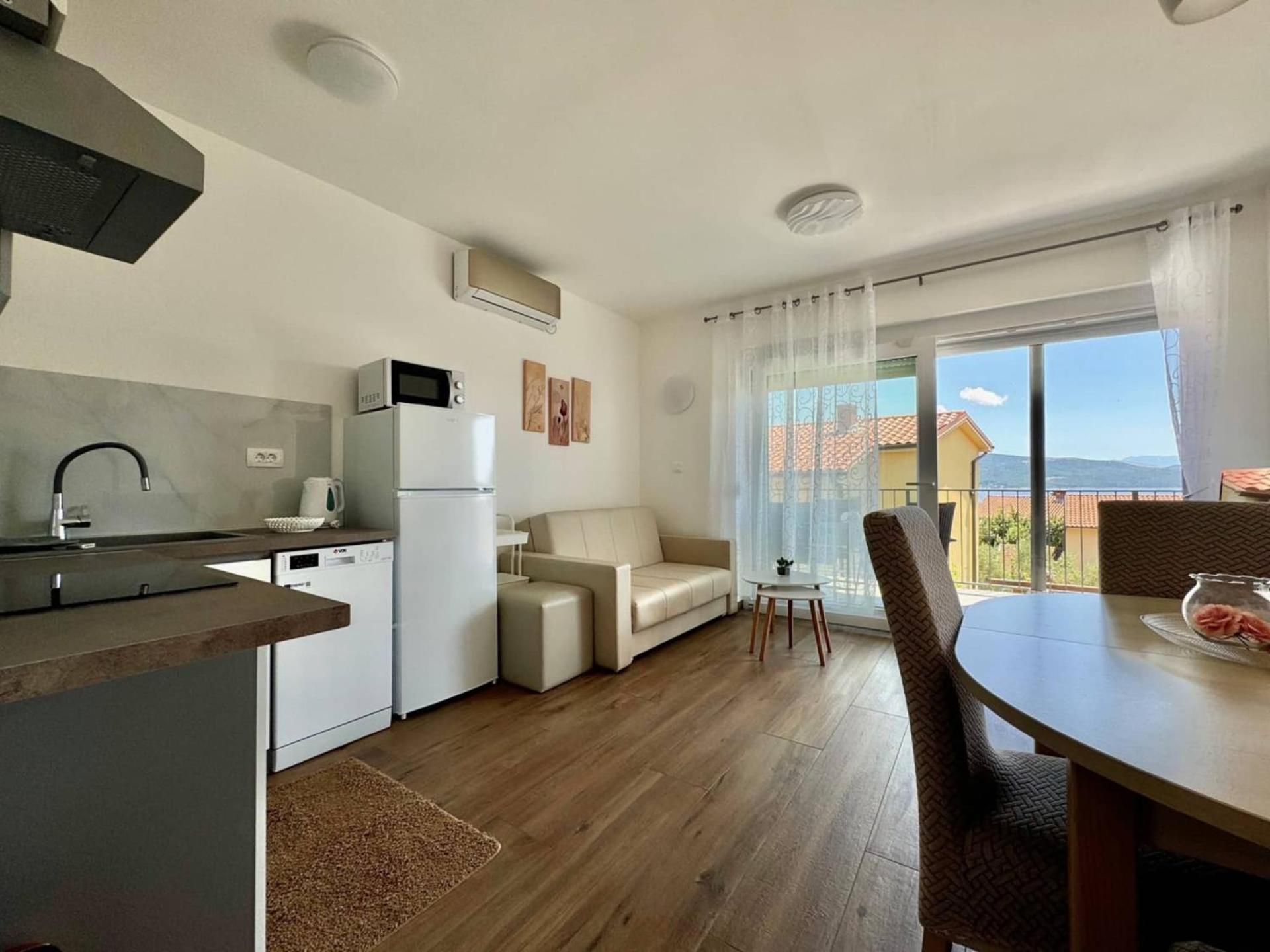 Apartment with Balcony photo 1
