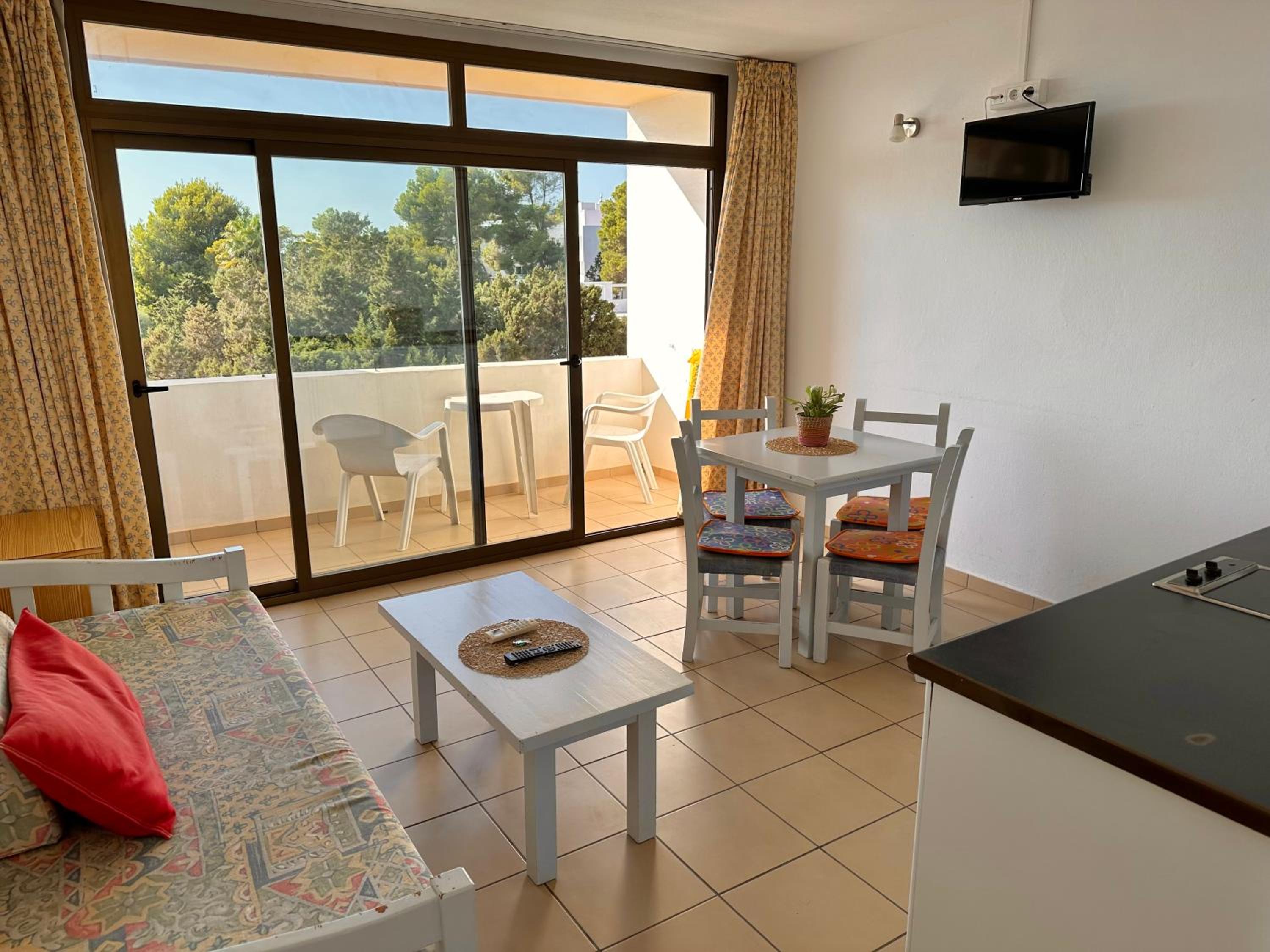 Apartamento de una habitación con balcón y vista al mar