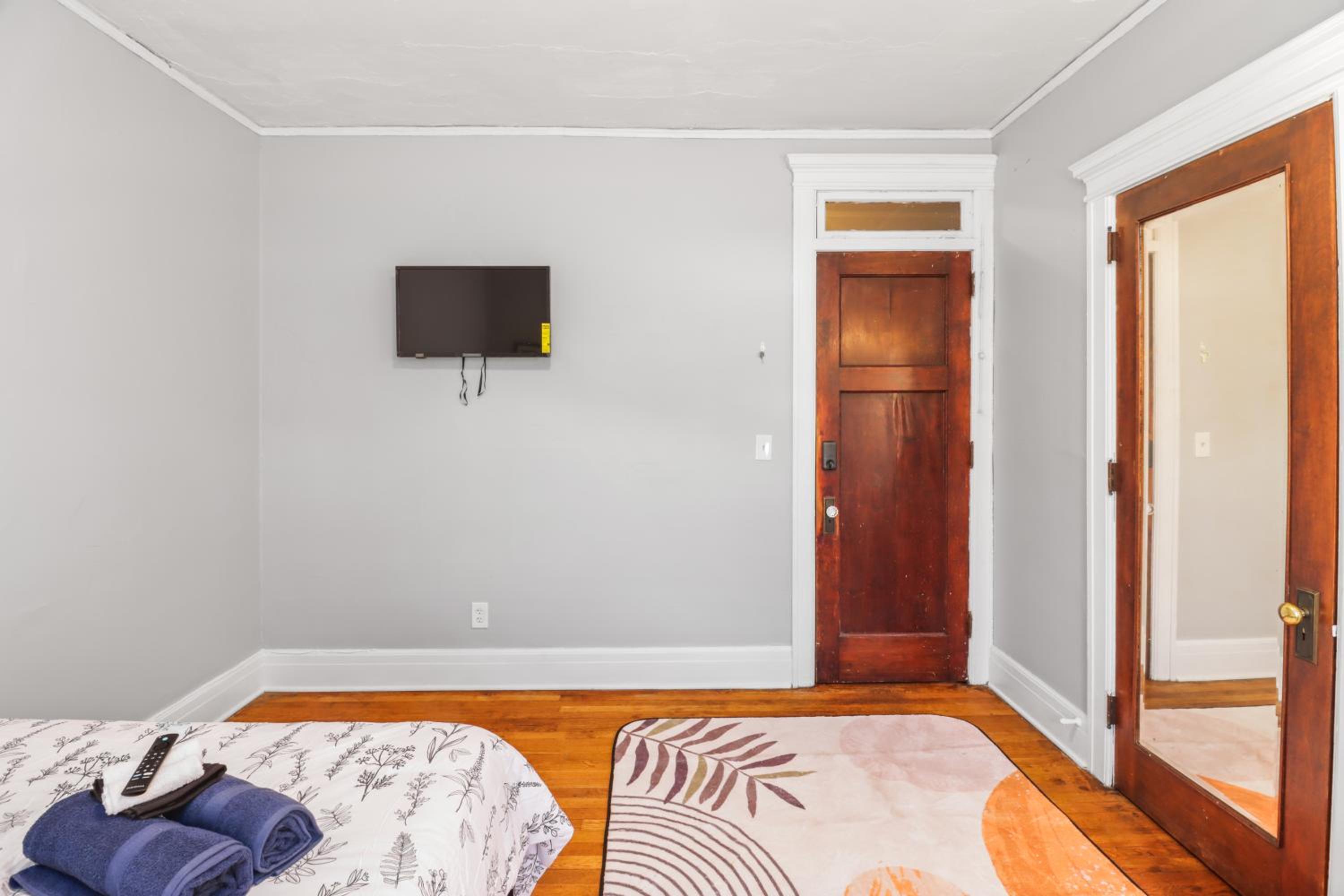 Queen Room With Shared Bathroom photo 1