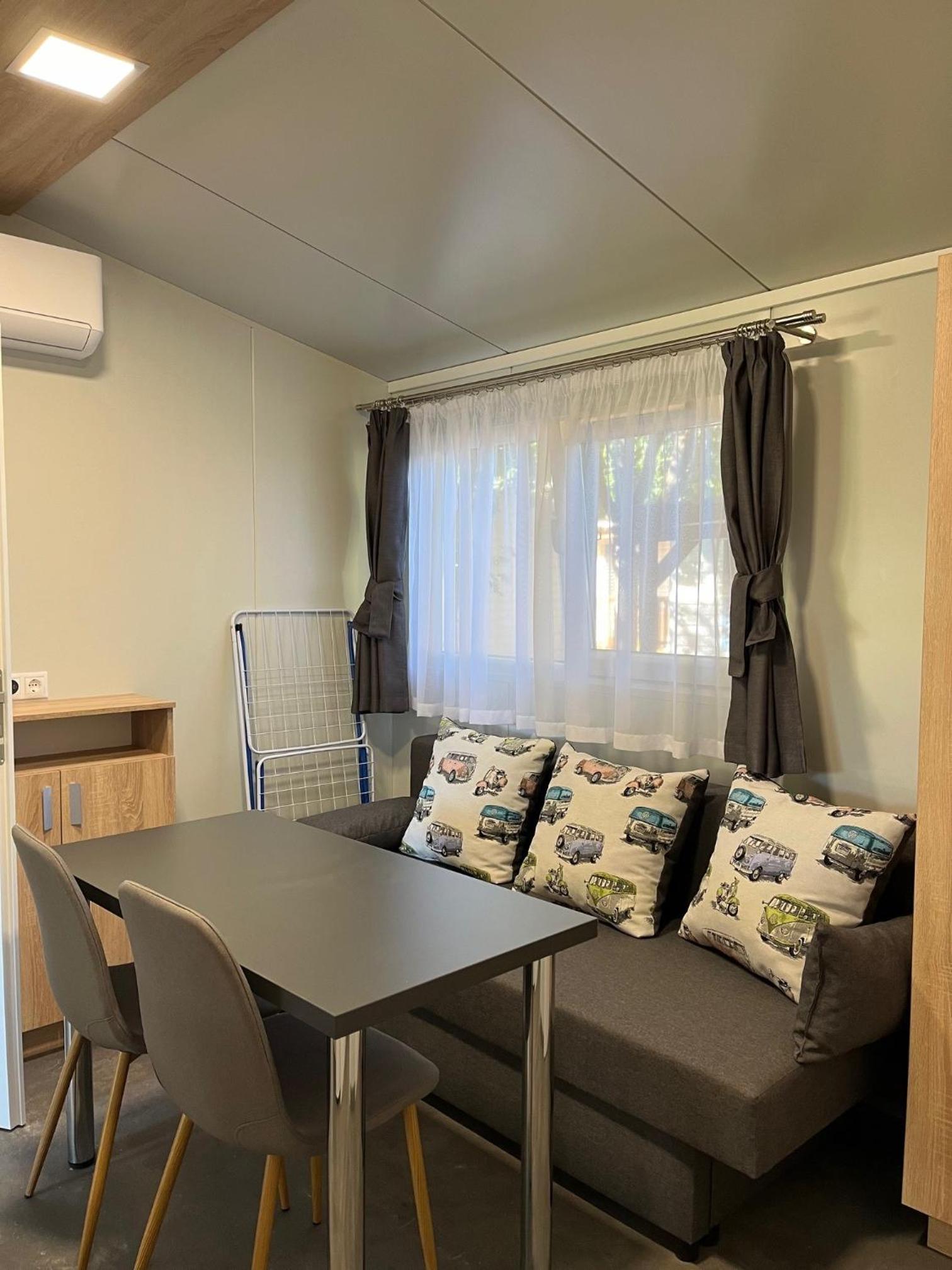 Mobile Home photo 3