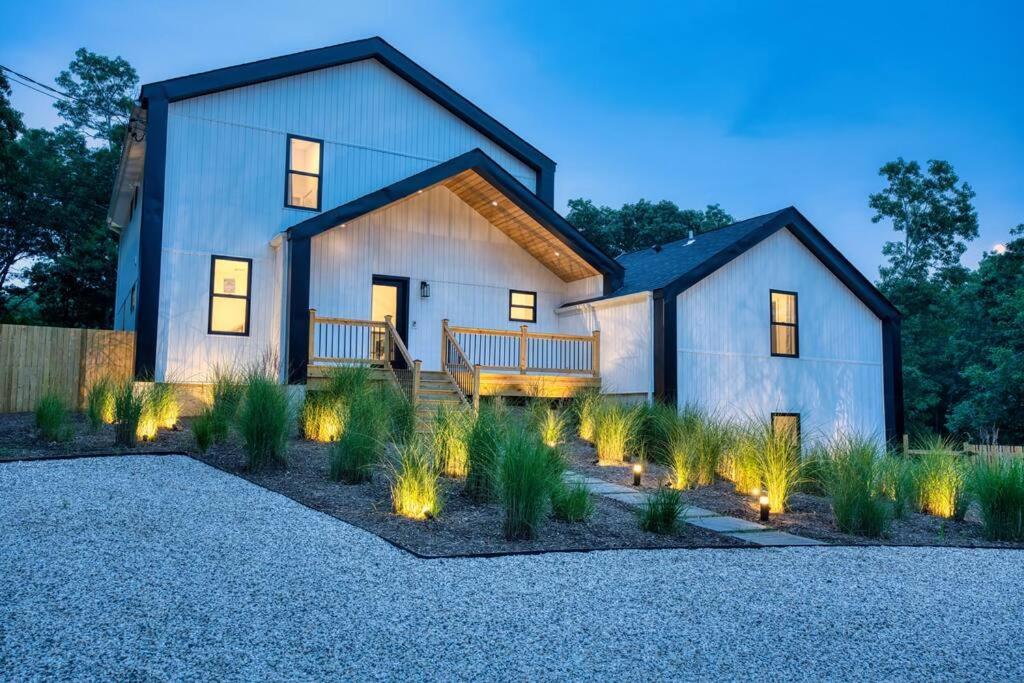 Six-Bedroom House photo 2