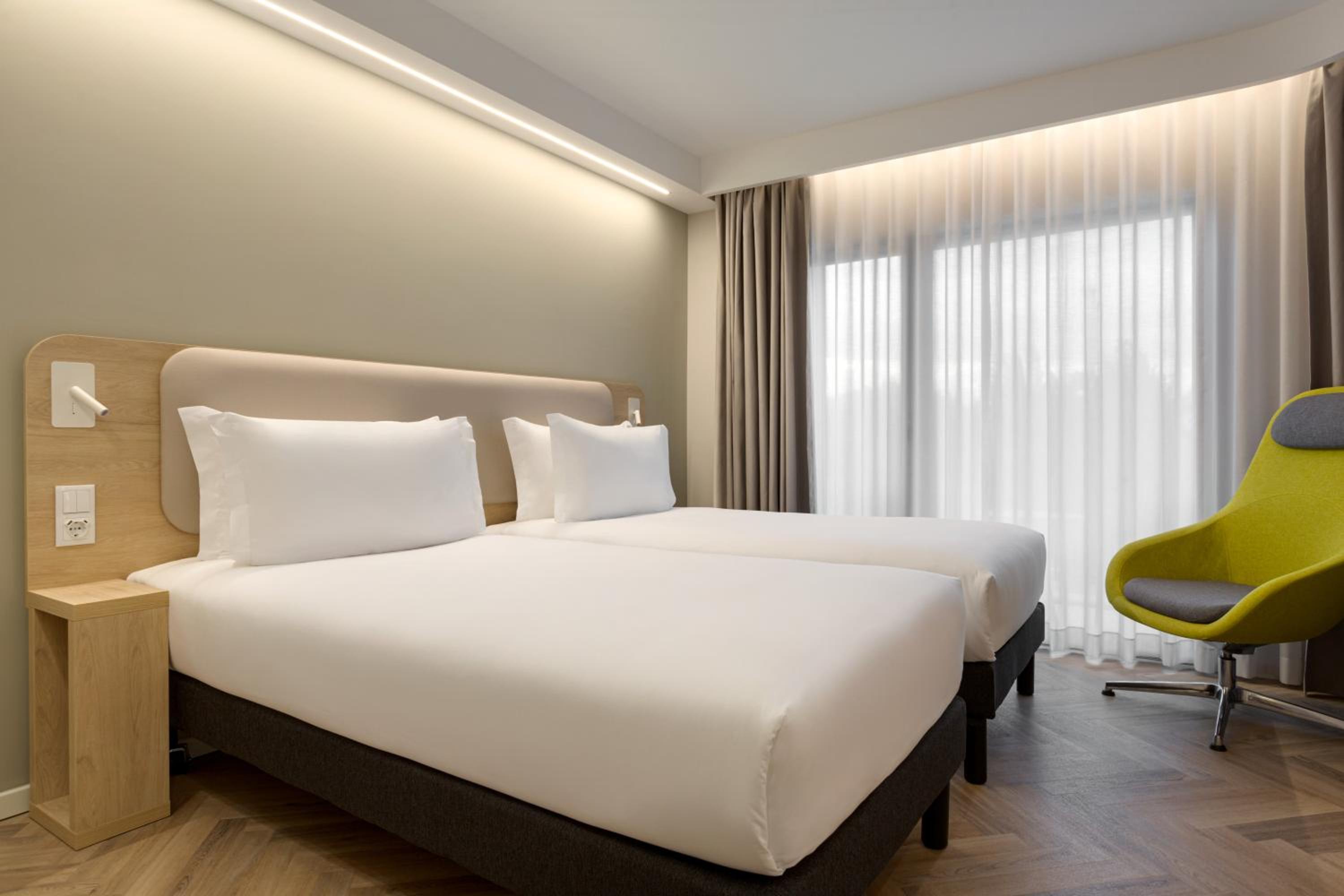Standard Twin Room with Balcony