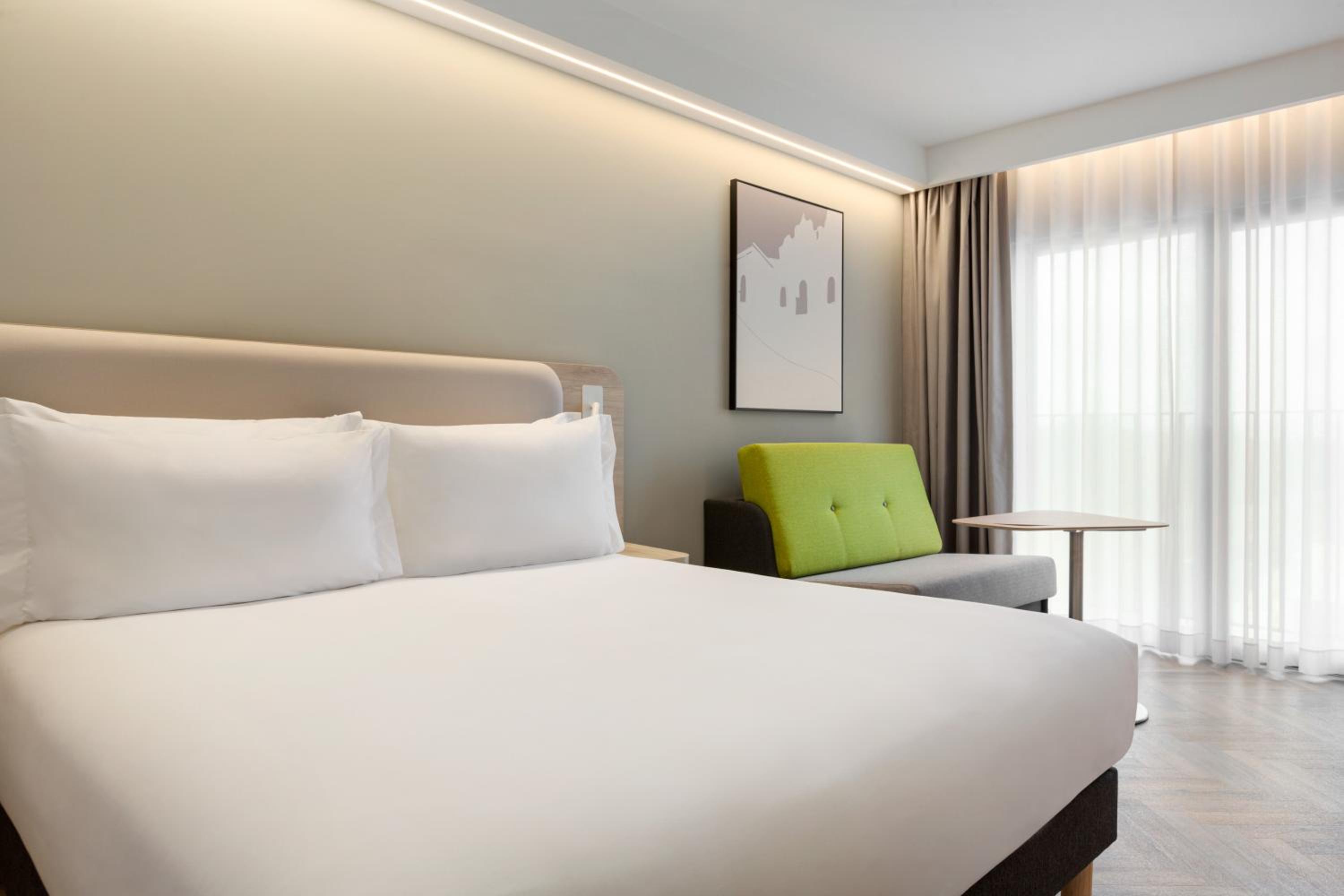 Standard Queen Room with Single Sofa Bed - Free Breakfast
