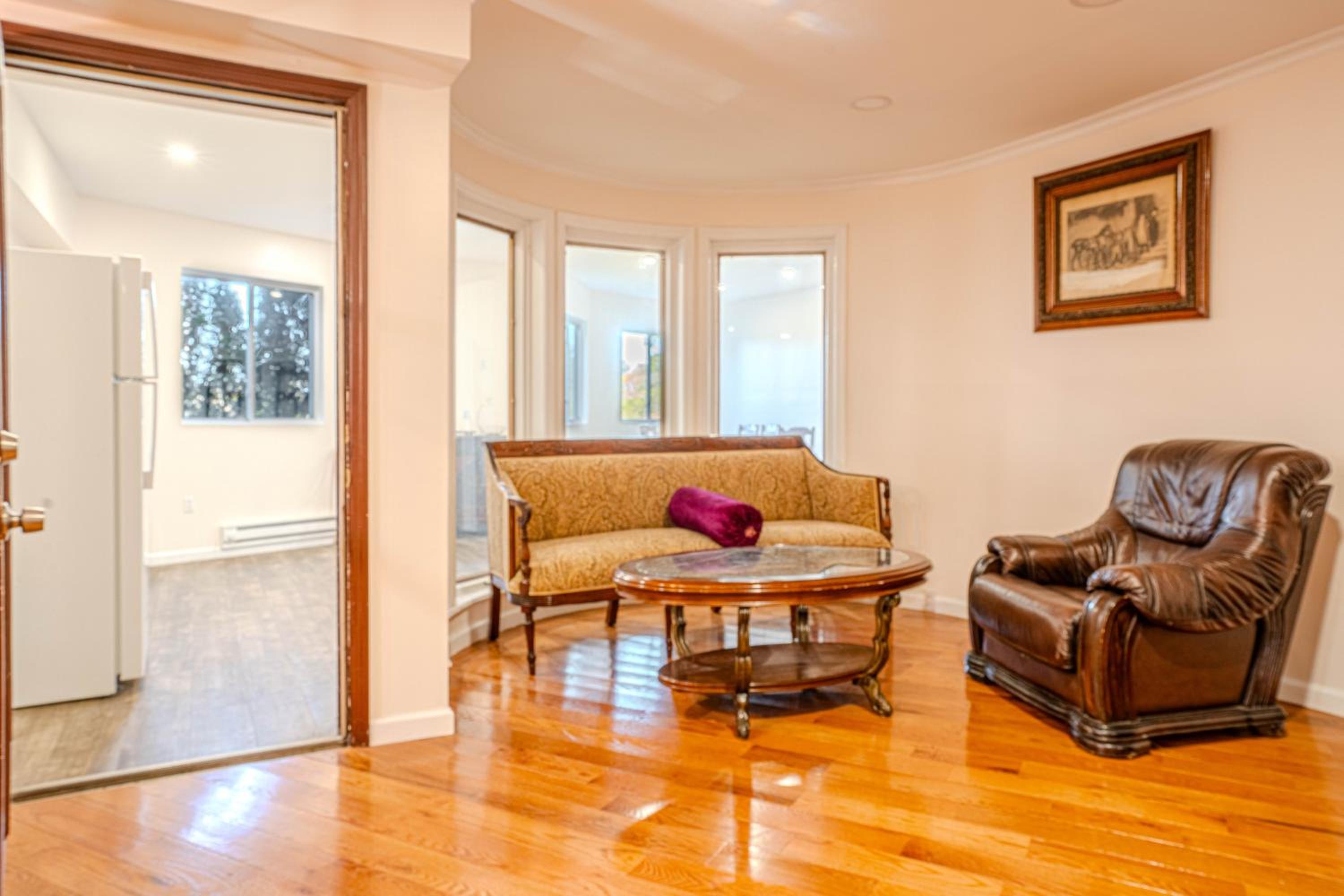 Five-Bedroom House photo 2