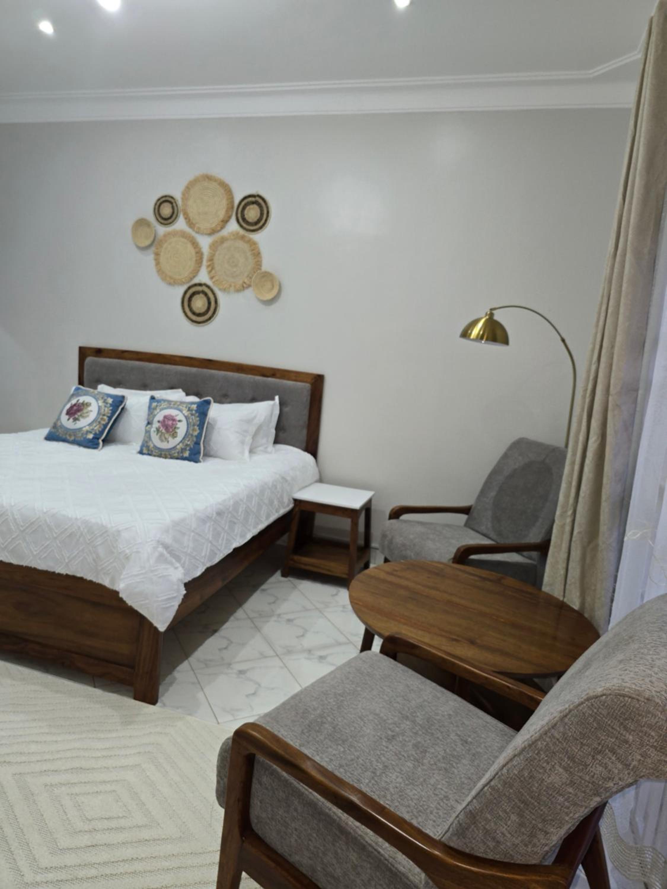 One-Bedroom Apartment photo 1