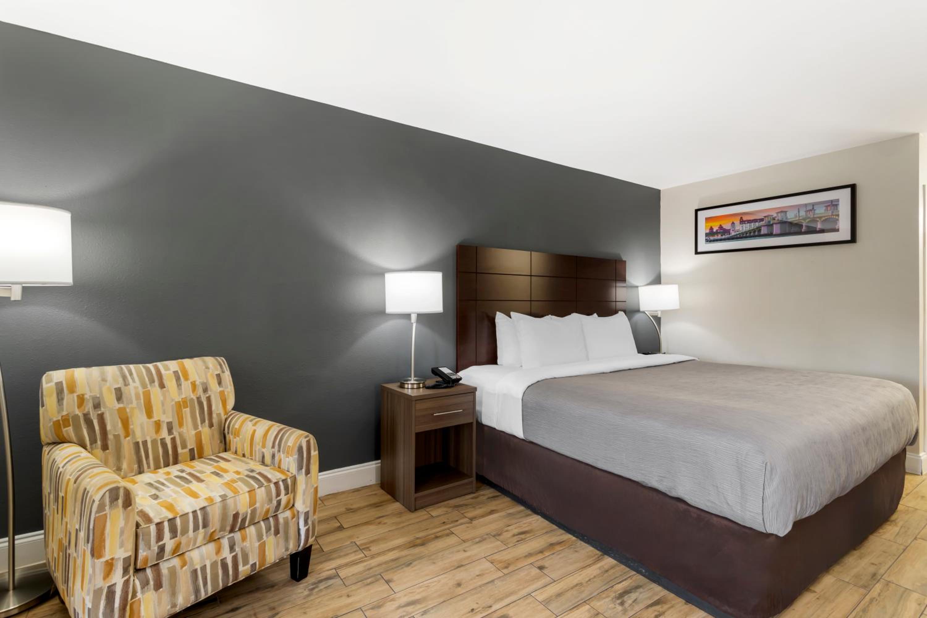 King Room - Accessible/Non-Smoking - Photo 2
