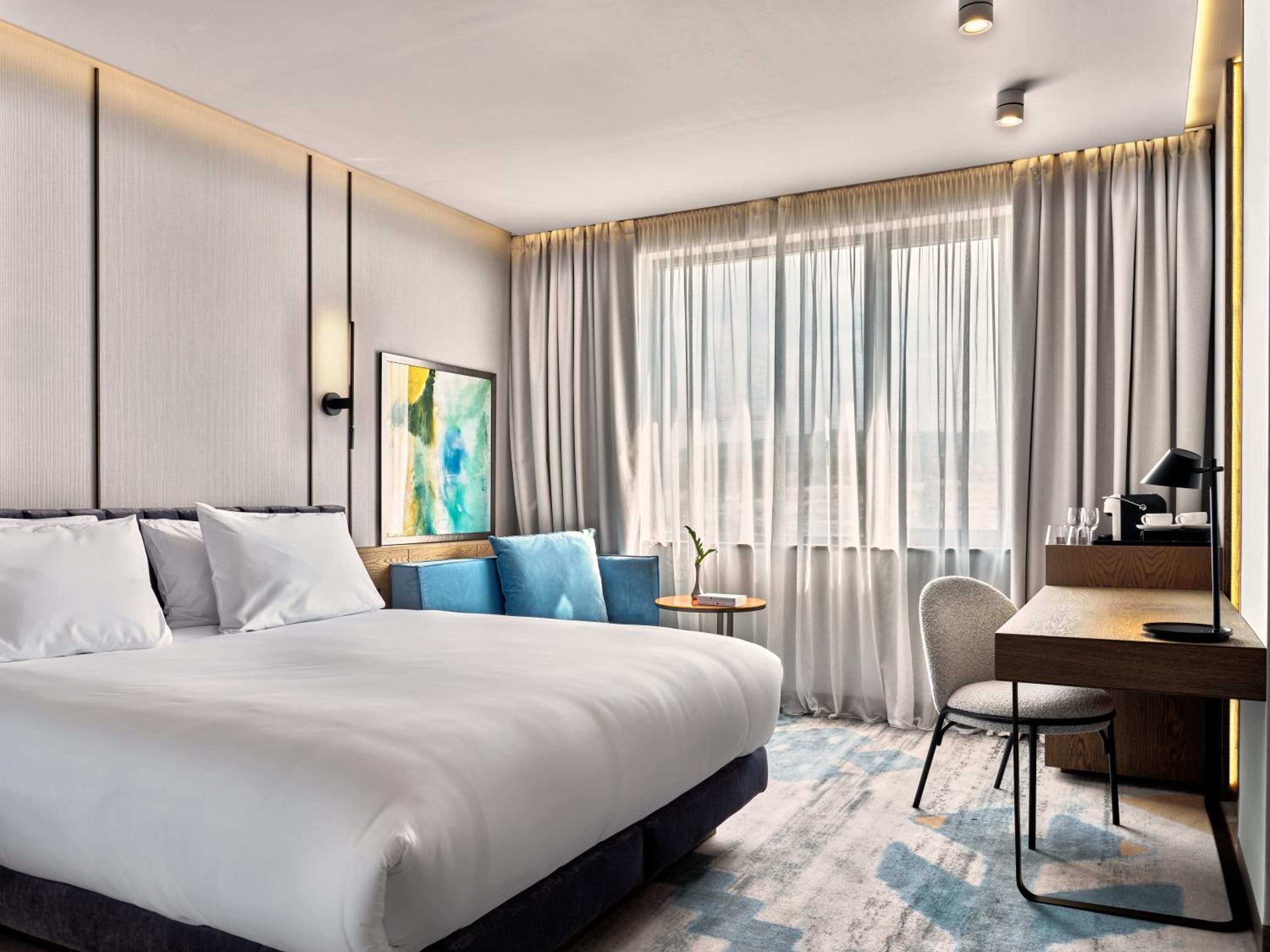 Standard King Room with Sofa Bed - Photo 1