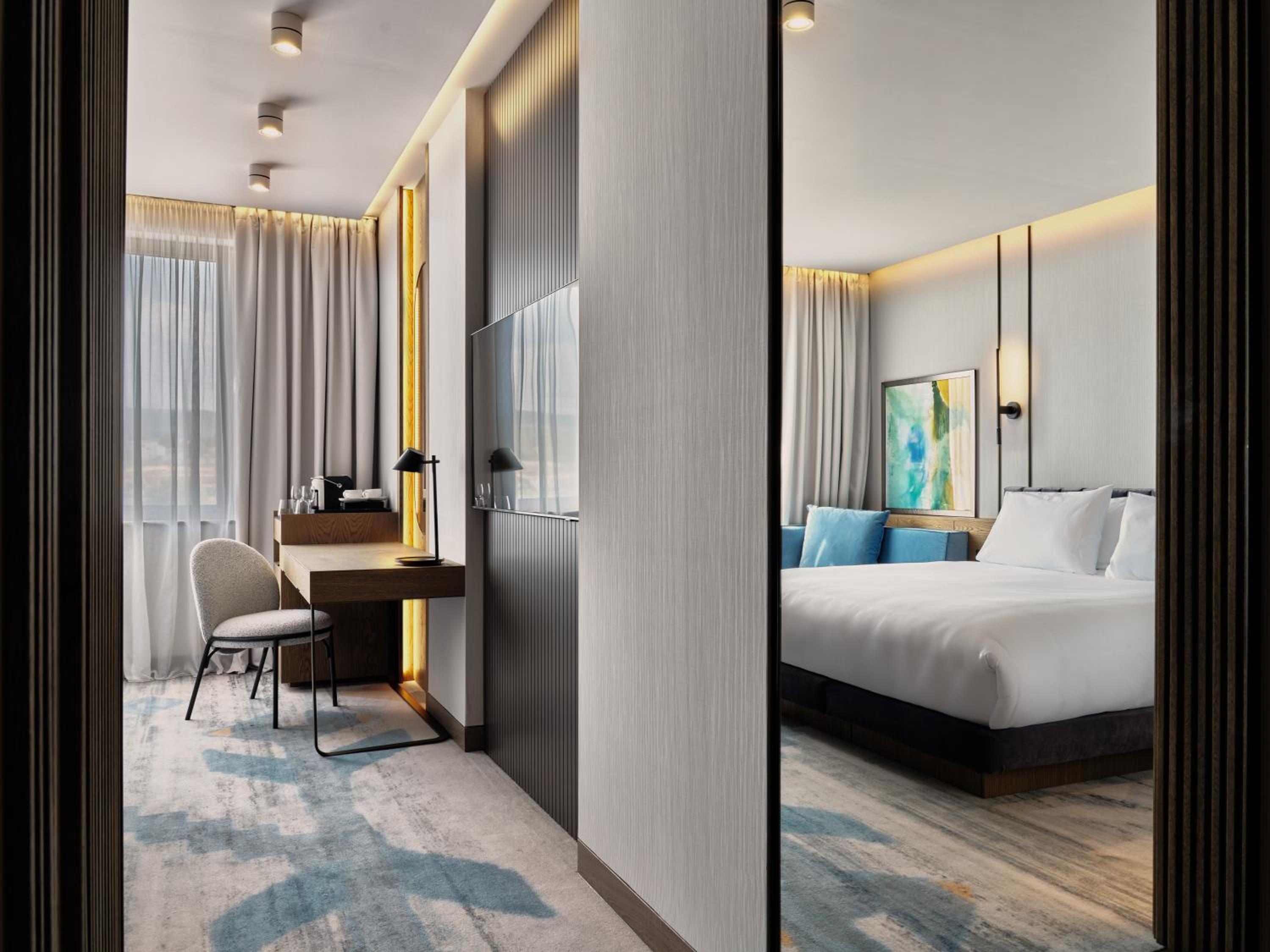 Standard King Room with Sofa Bed - Photo 4