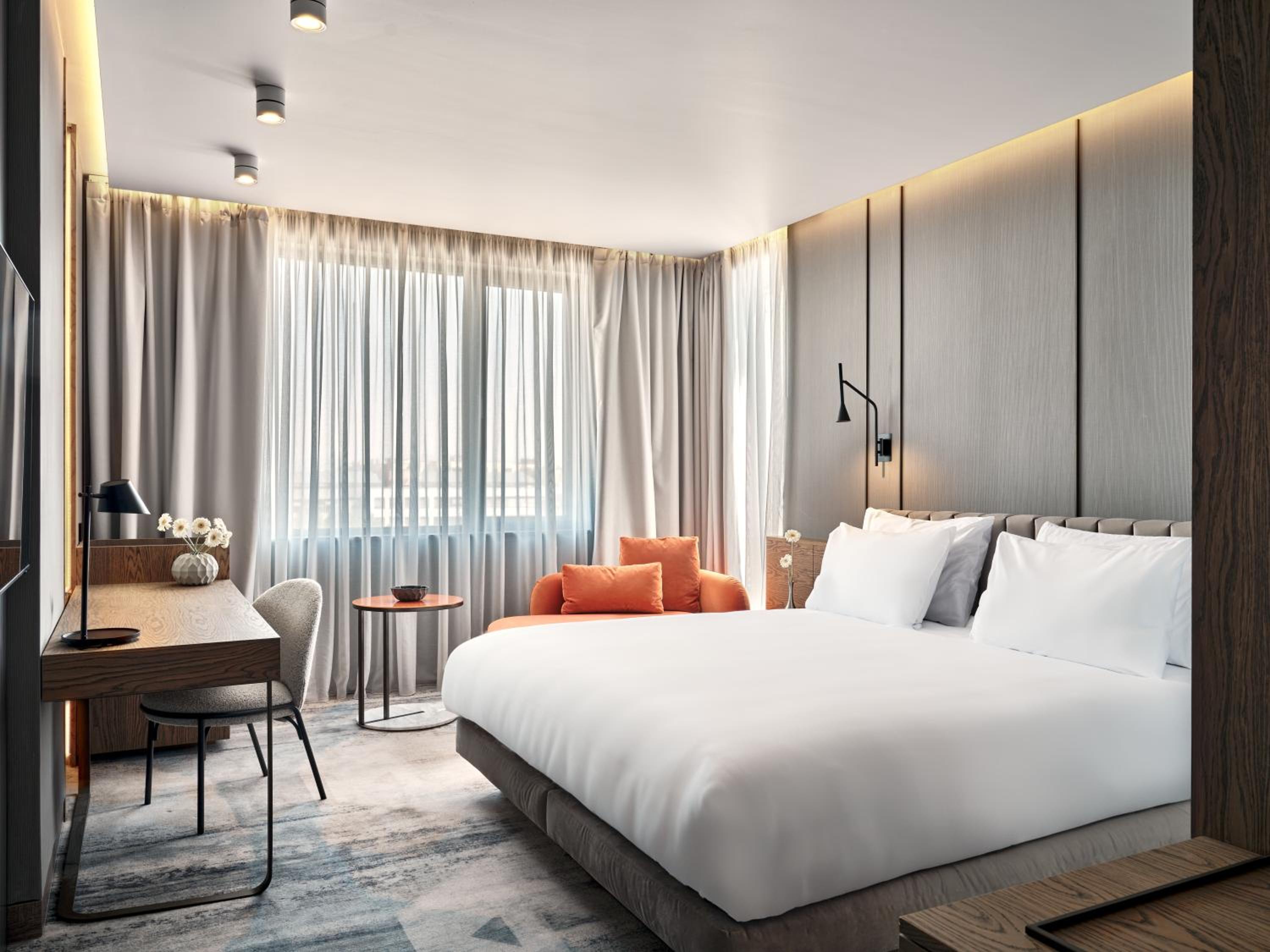 Premium Corner King Room with Lake View - Lounge Access - Photo 1