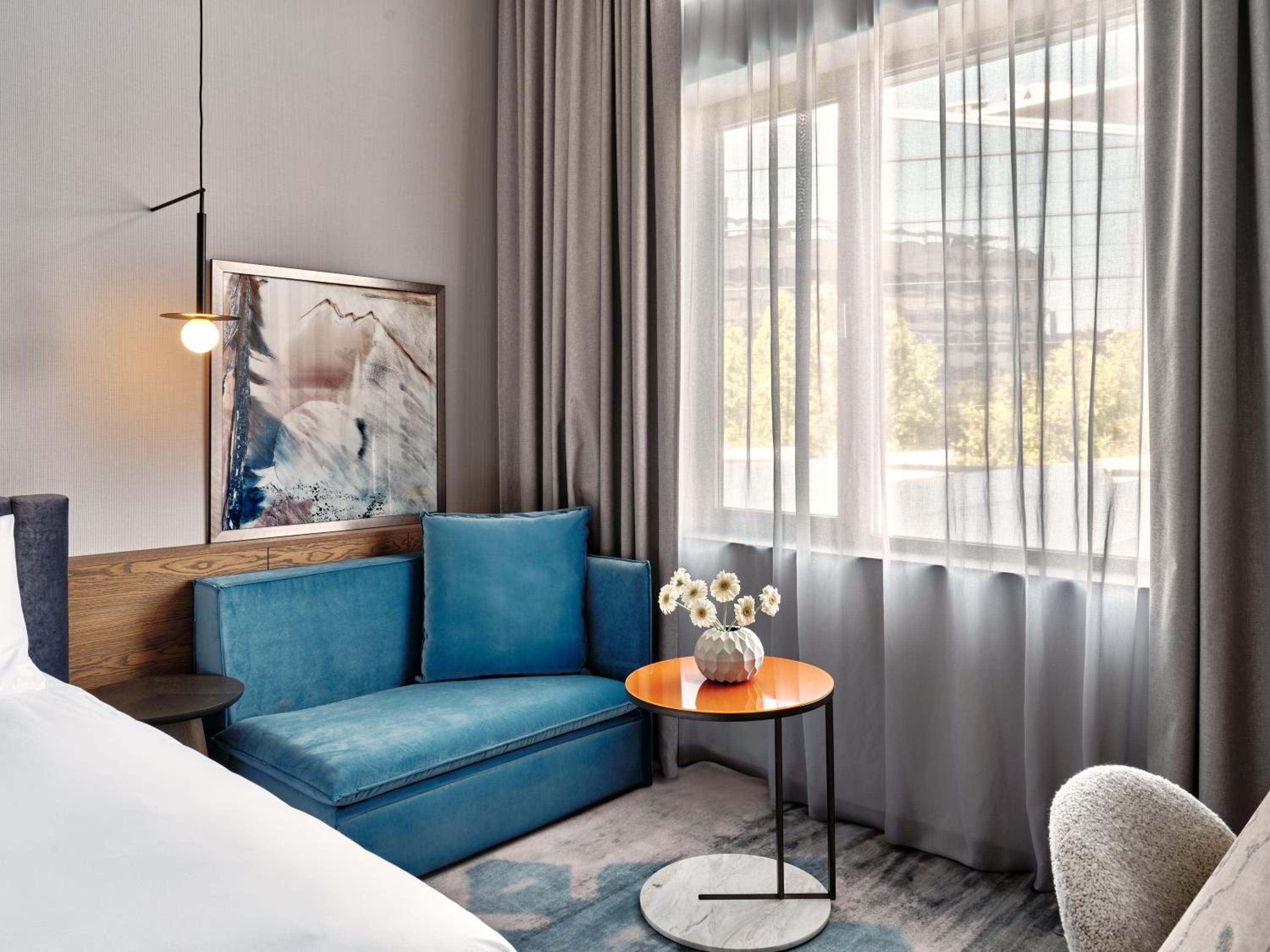 Standard King Room with Sofa Bed and Lake View - Conference Floor - Photo 2