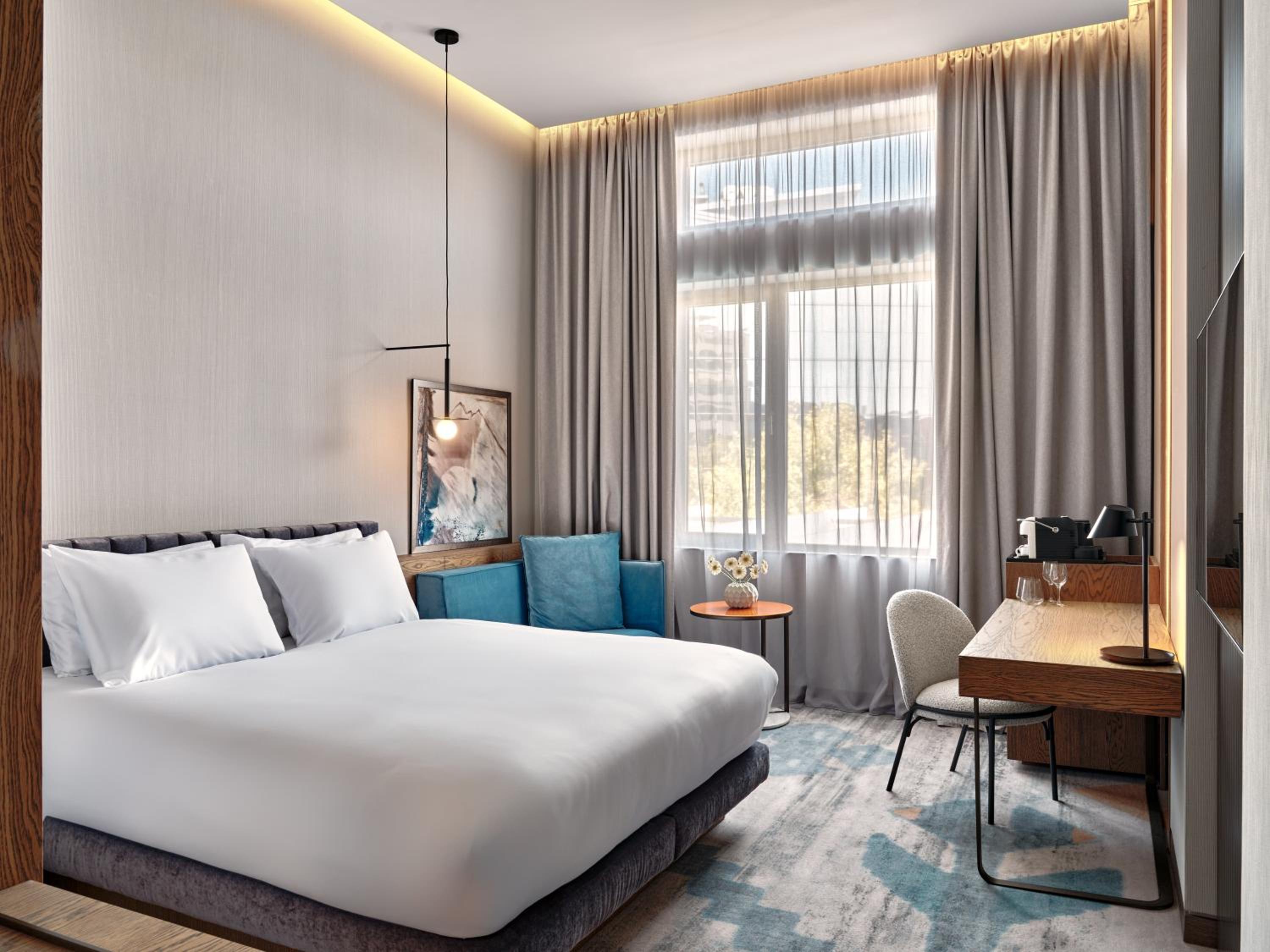 Standard King Room with Sofa Bed and Lake View - Conference Floor - Photo 1