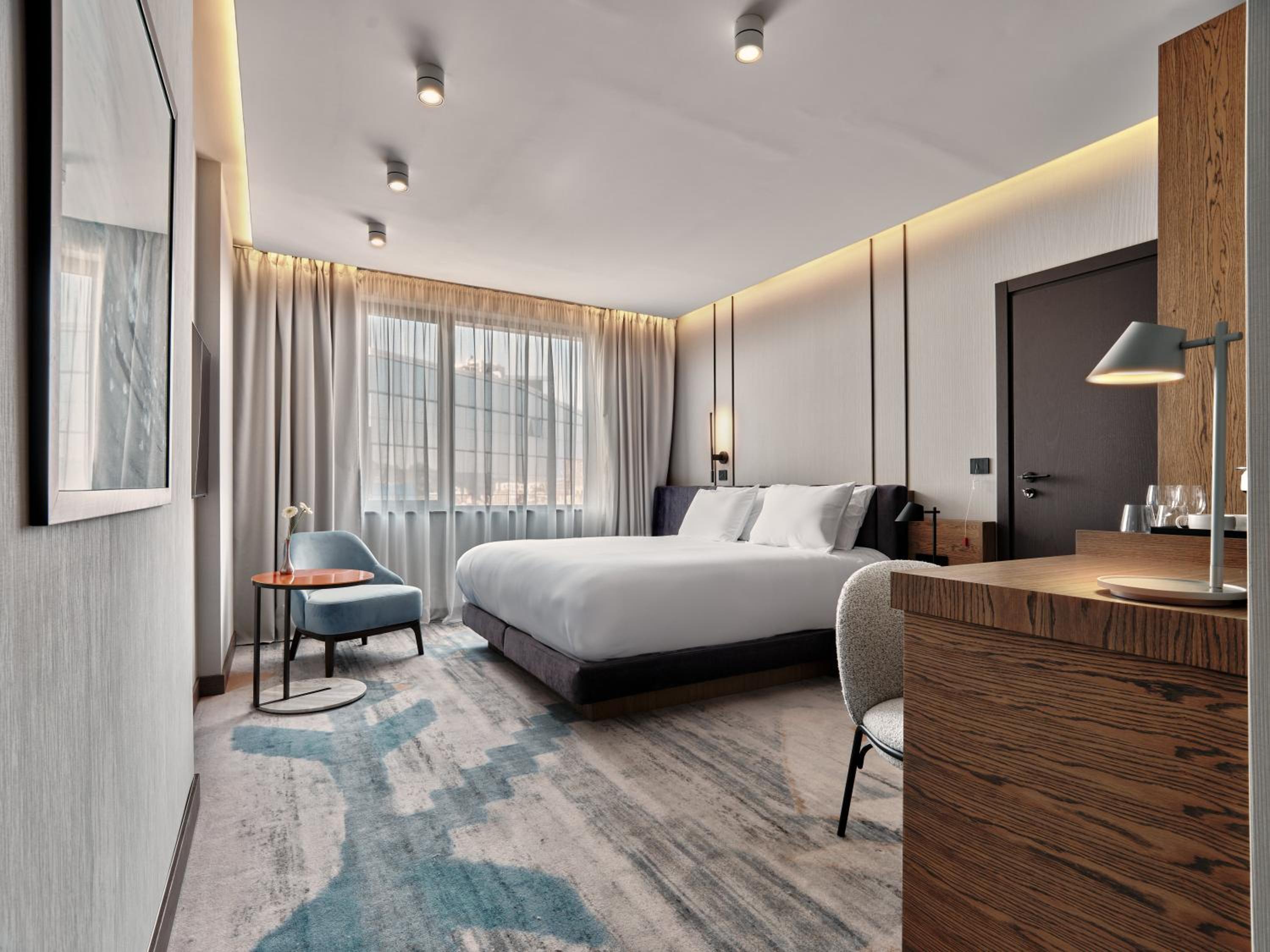 Standard King Room with Lake View - Accessible  - Photo 1