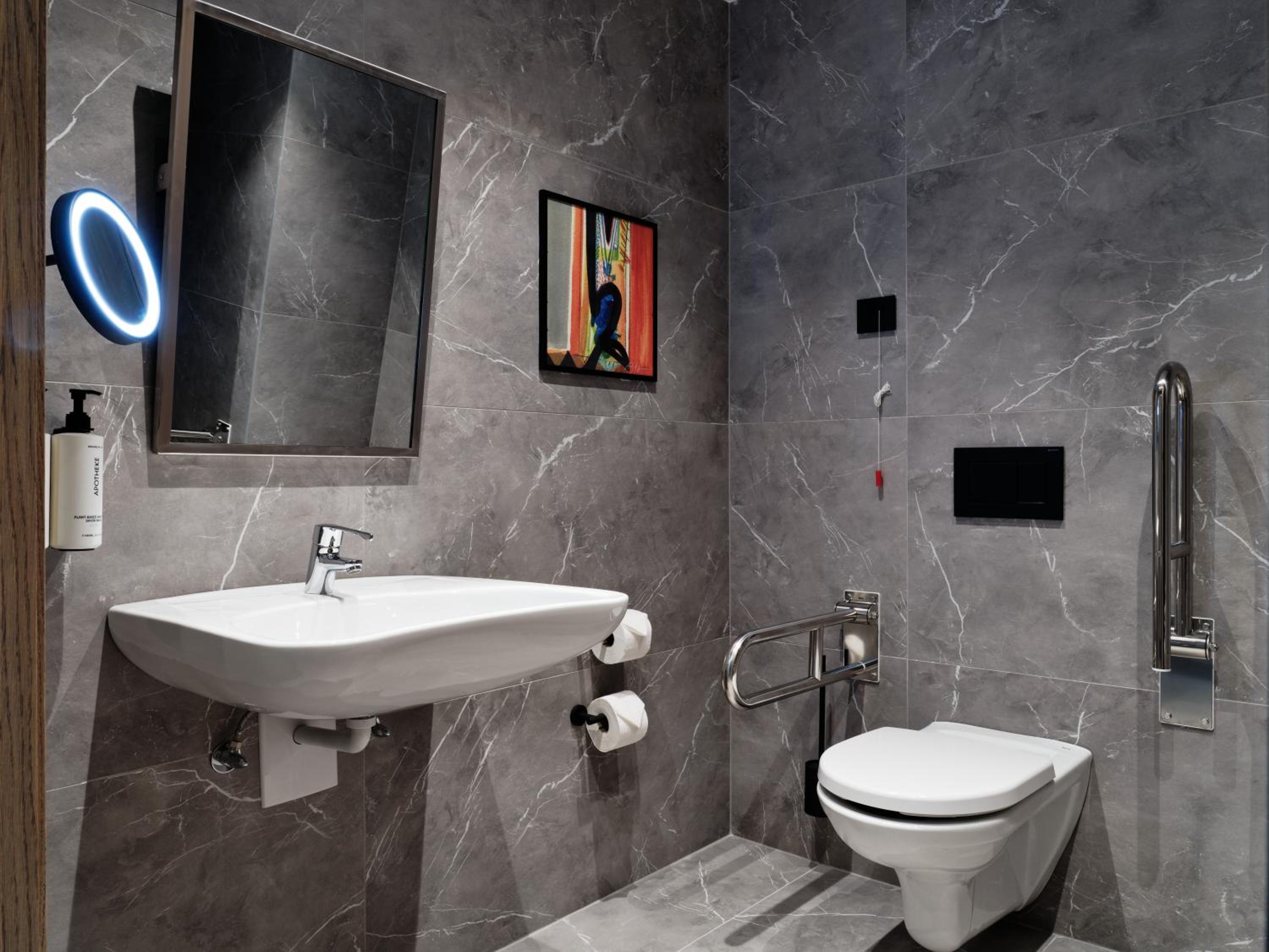 Standard King Room with Lake View - Accessible  - Photo 3
