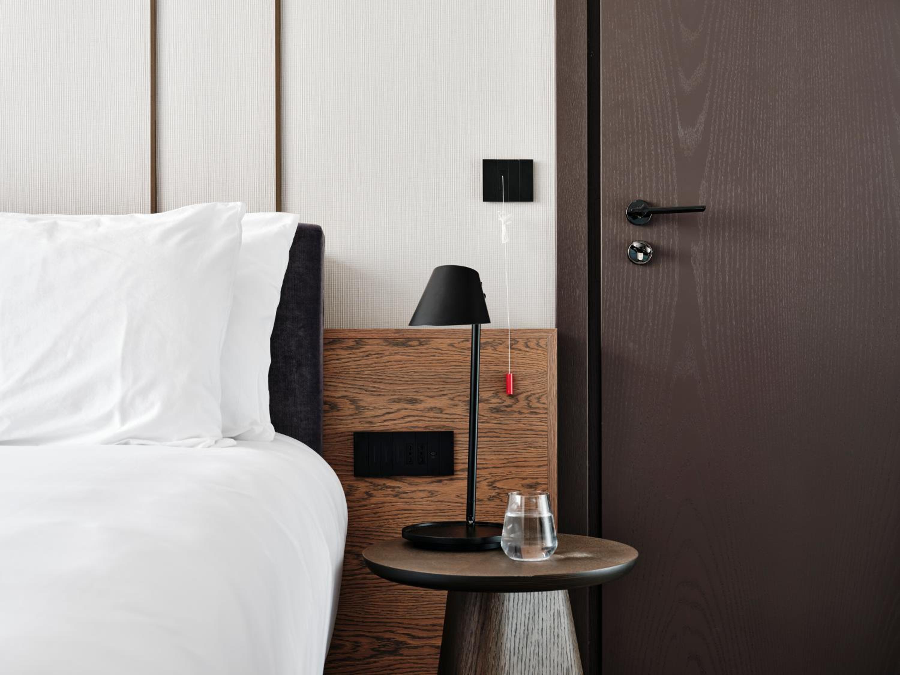 Standard King Room with Lake View - Accessible  - Photo 4