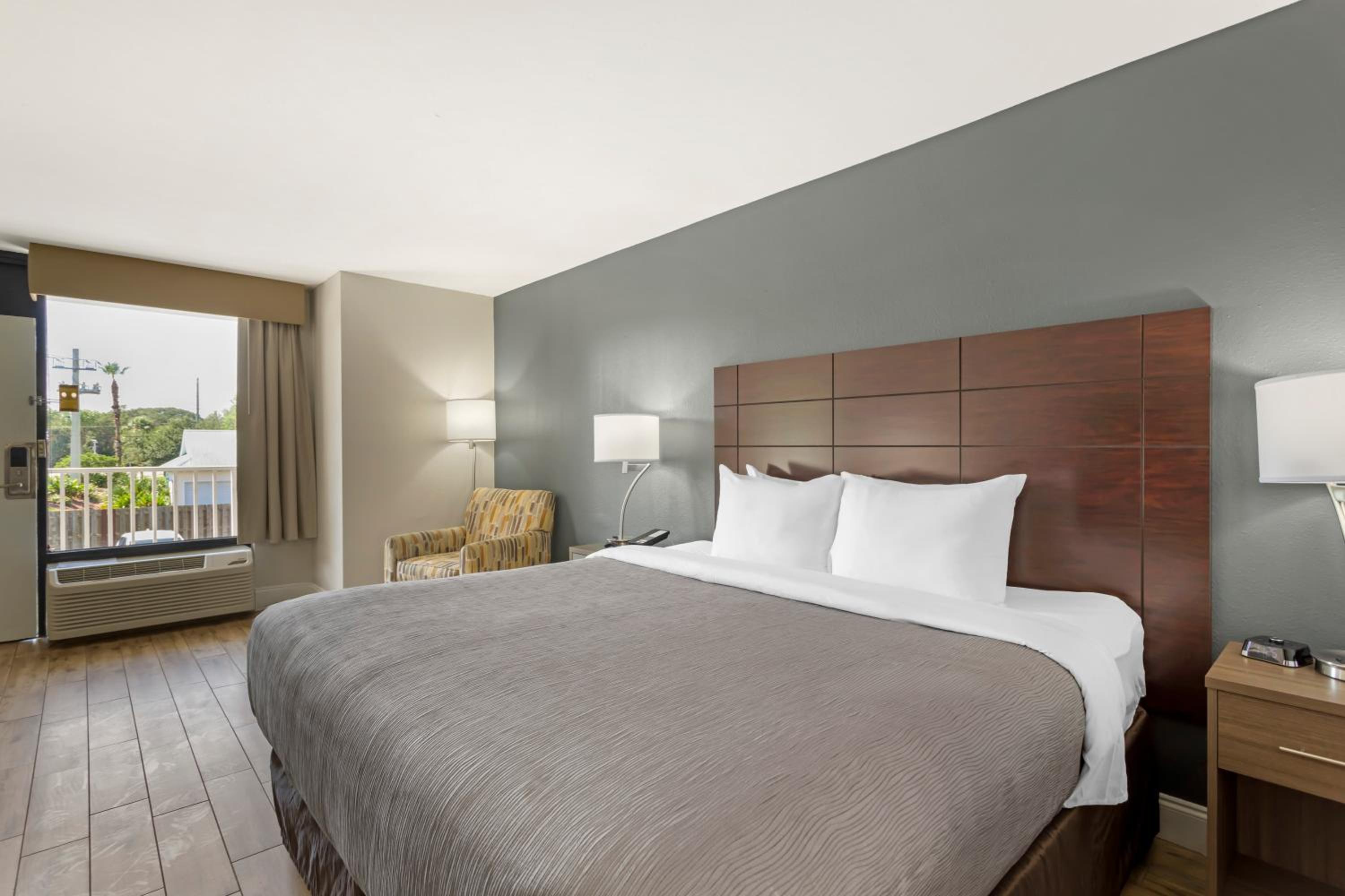 King Room - Accessible/Non-Smoking - Photo 4