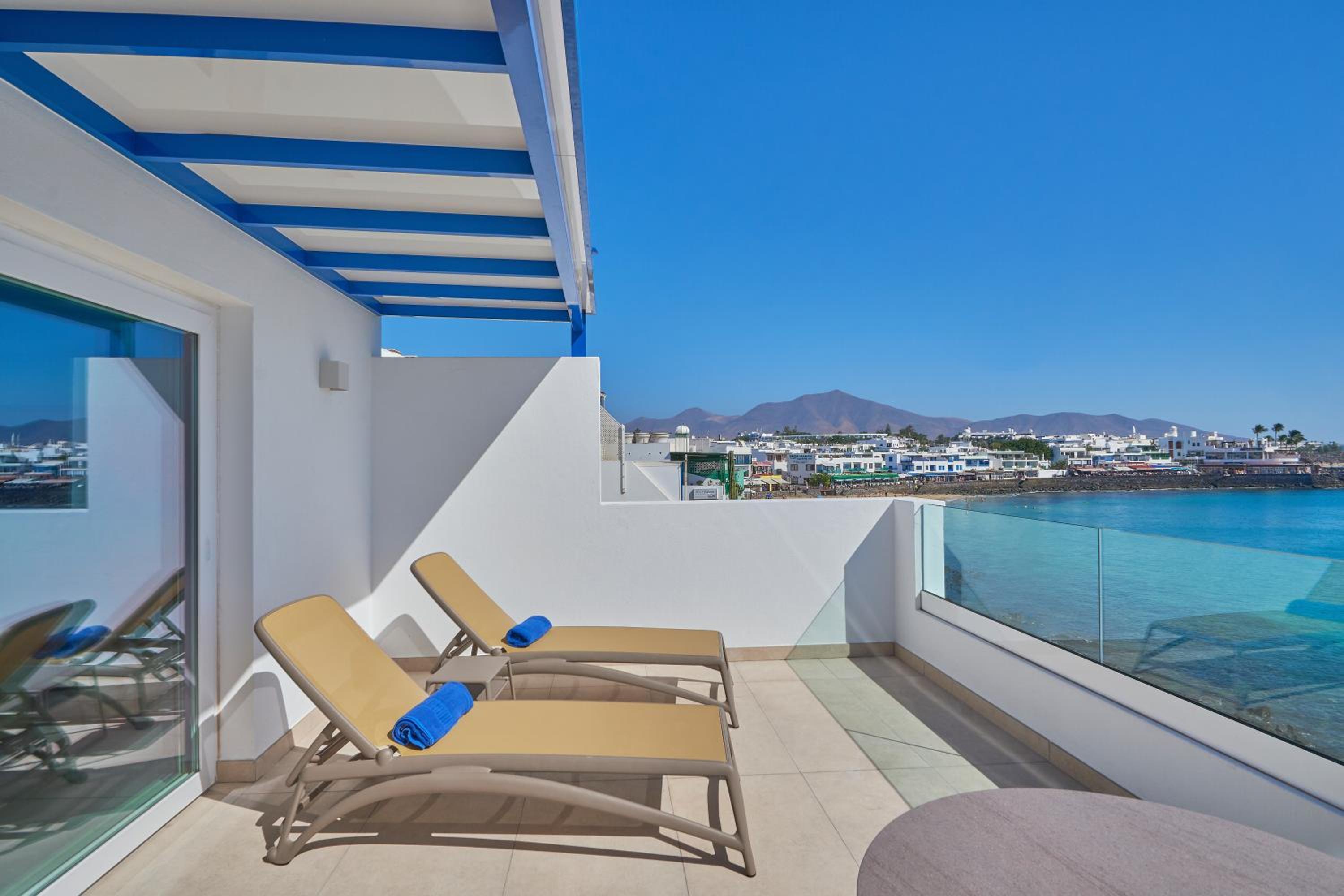 One-Bedroom Apartment with Balcony and Sea View photo 2