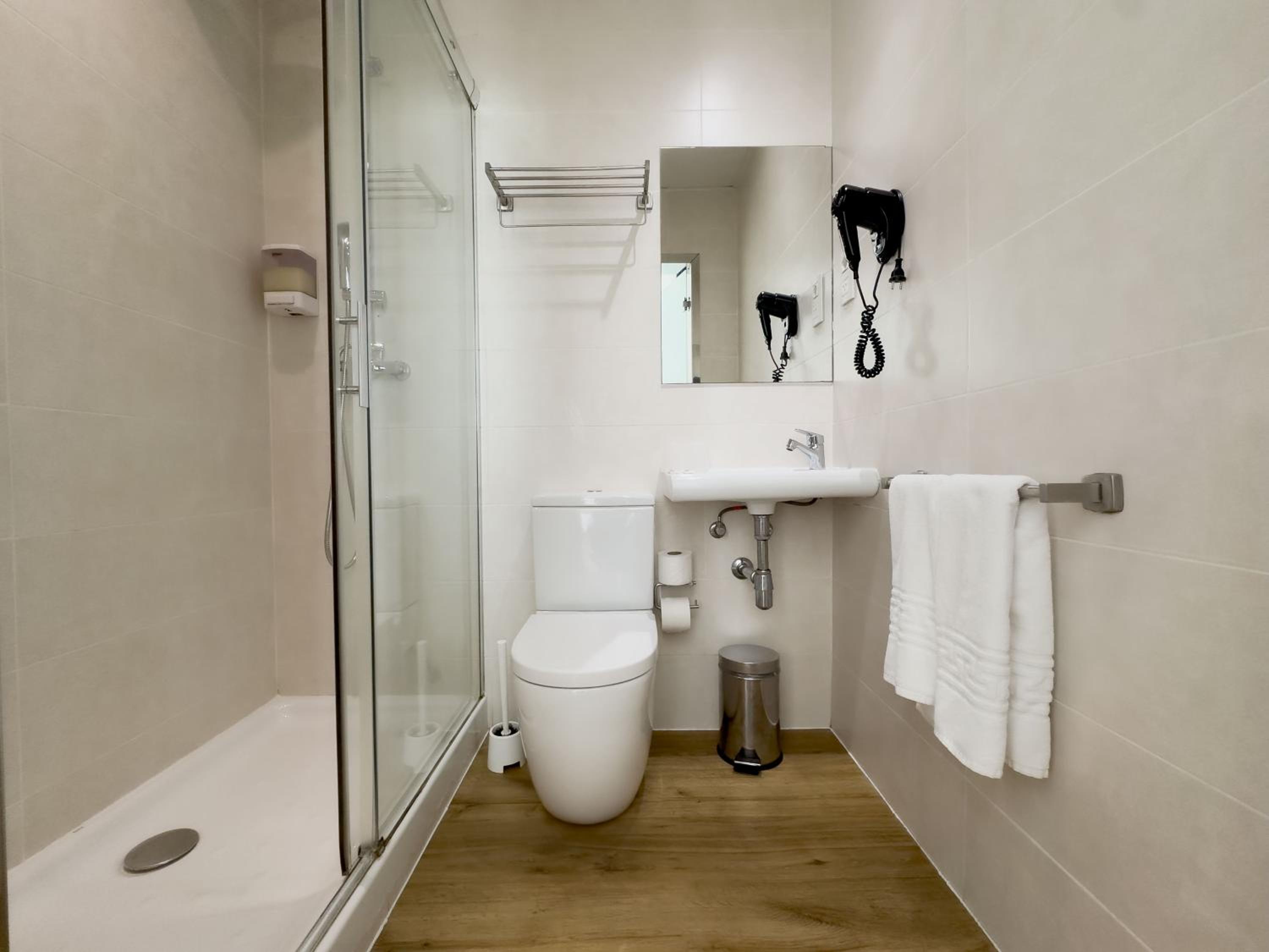 Triple Room with Balcony thumbnail 5