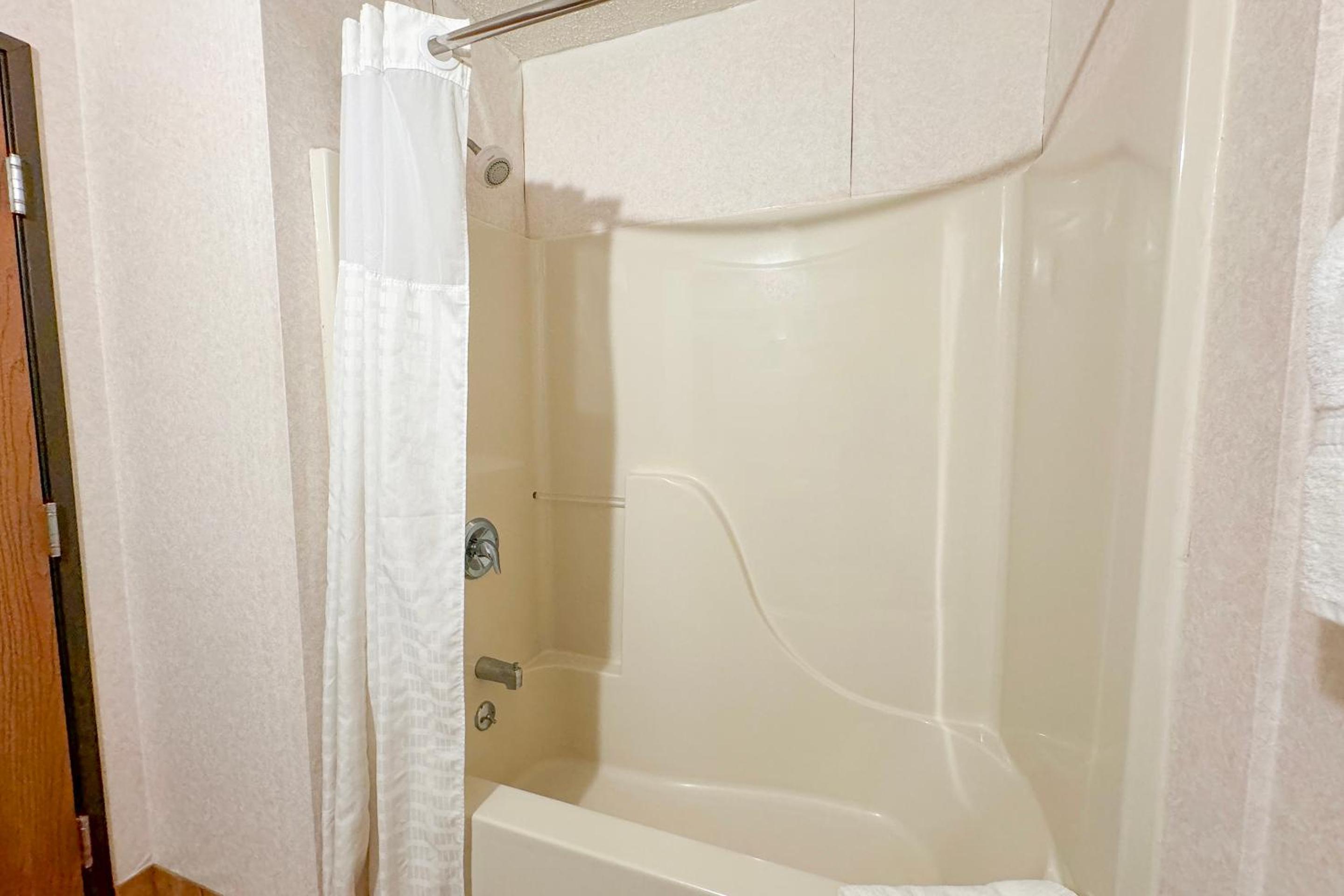Premium King Bed Non-Smoking with Jetted Tub - Photo 4