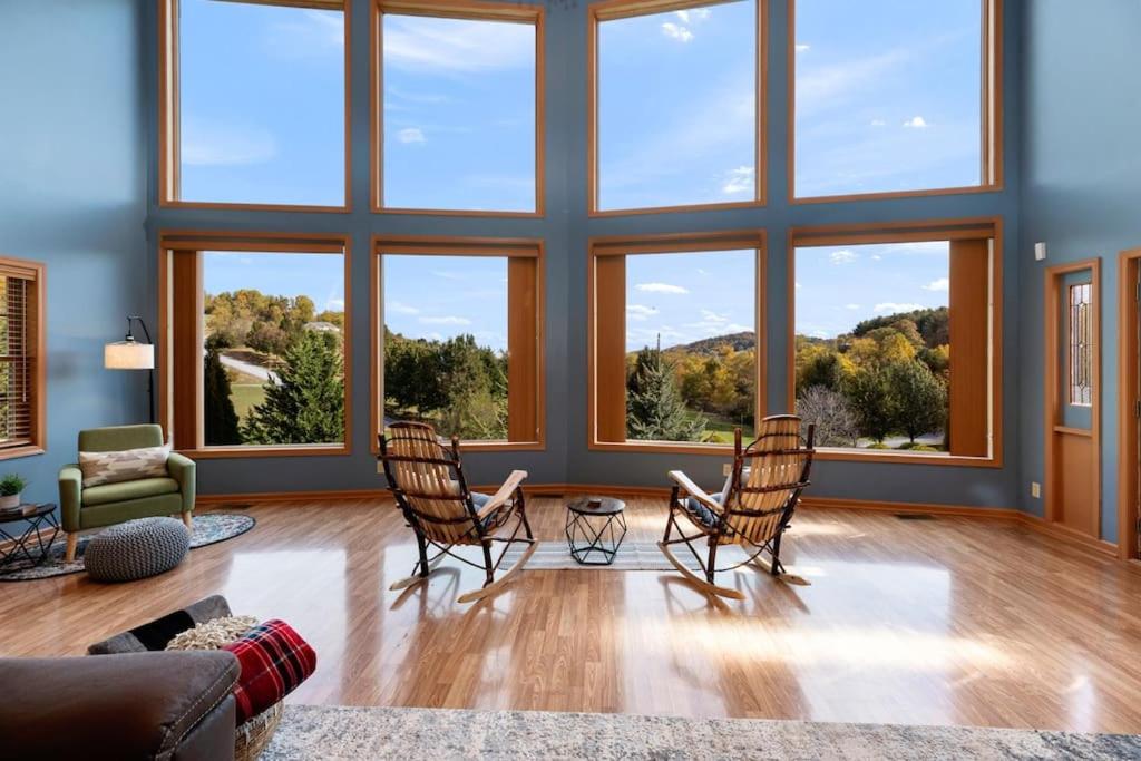 Five-Bedroom House photo 2