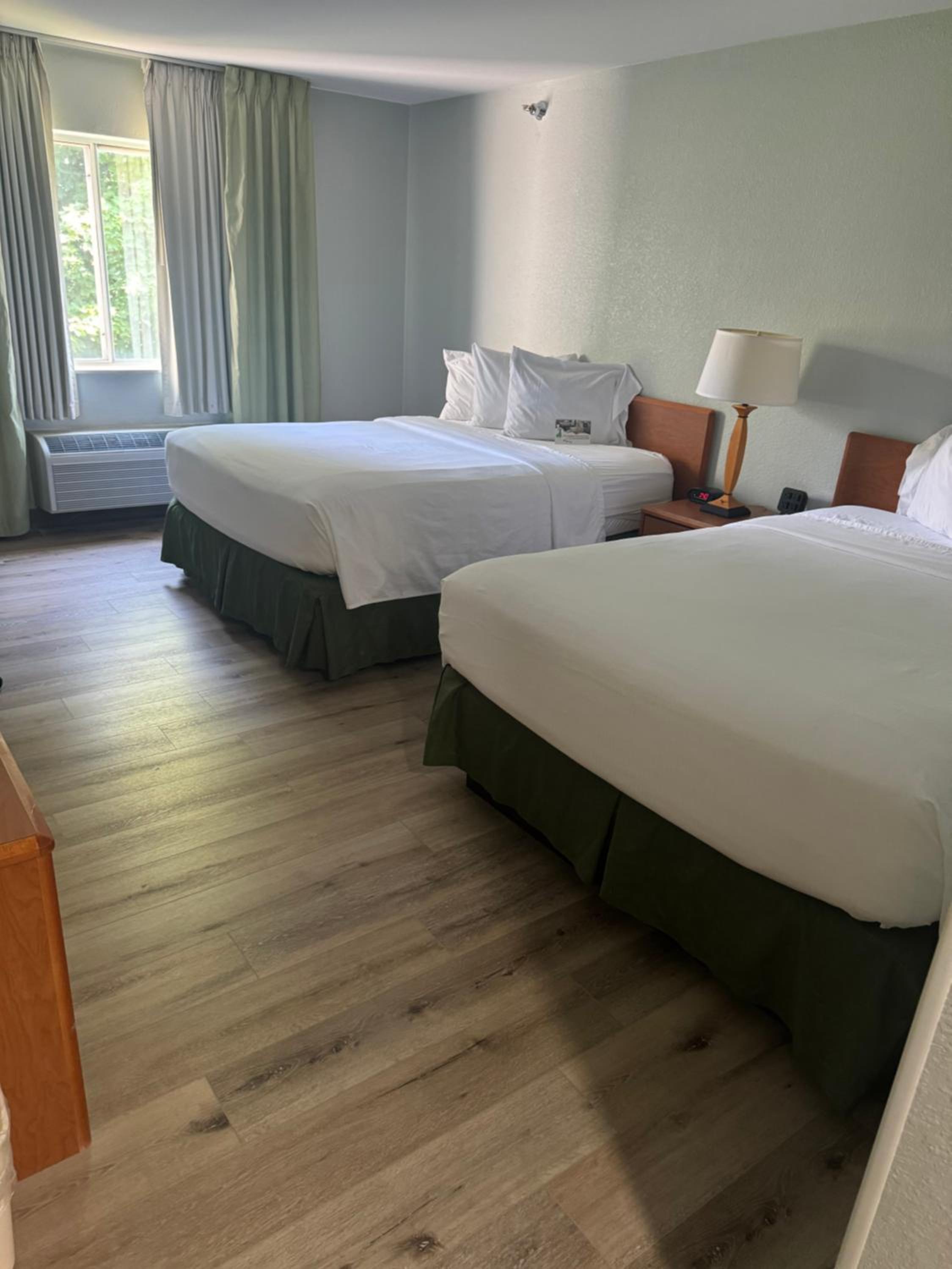 Queen Room with Two Queen Beds - Non-Smoking - Photo 2