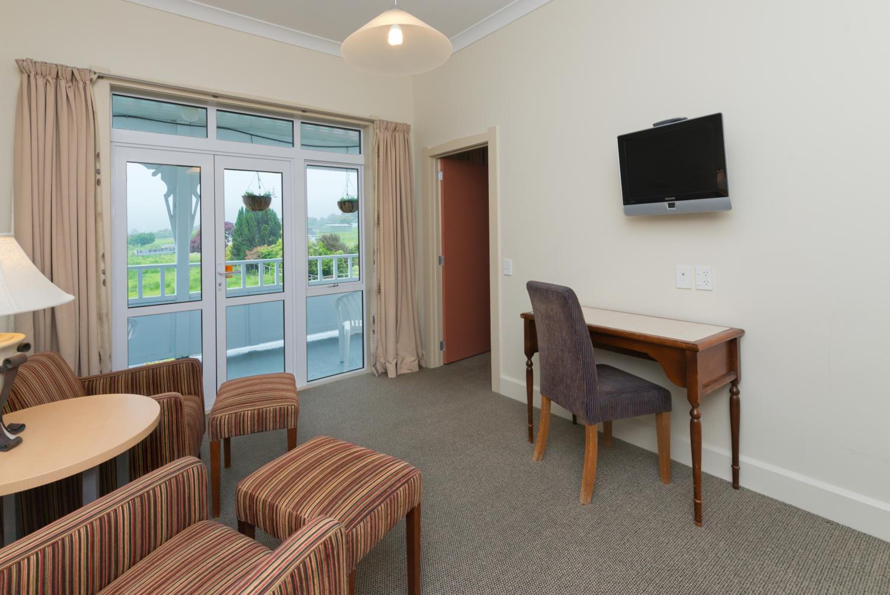One-Bedroom Suite - Photo 7