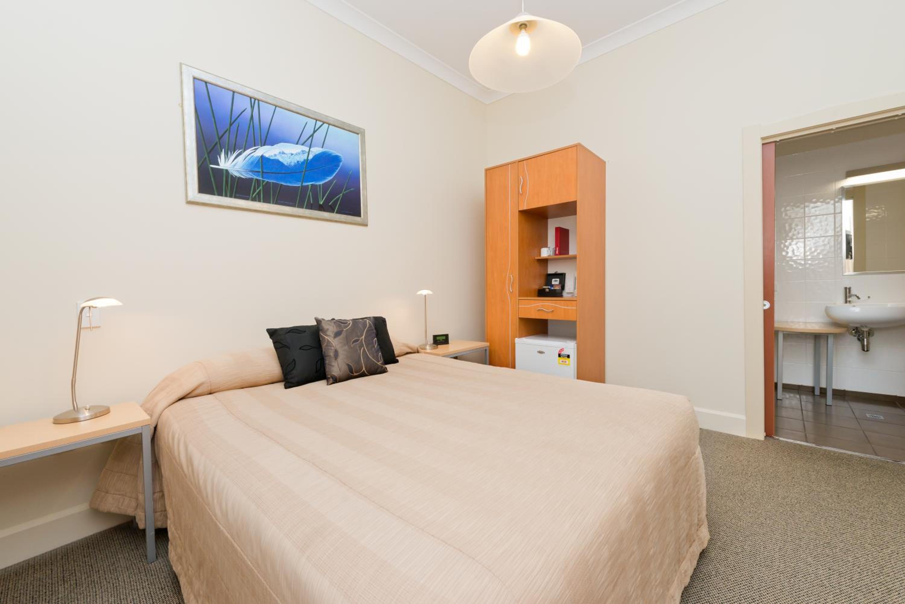 One-Bedroom Suite - Photo 2