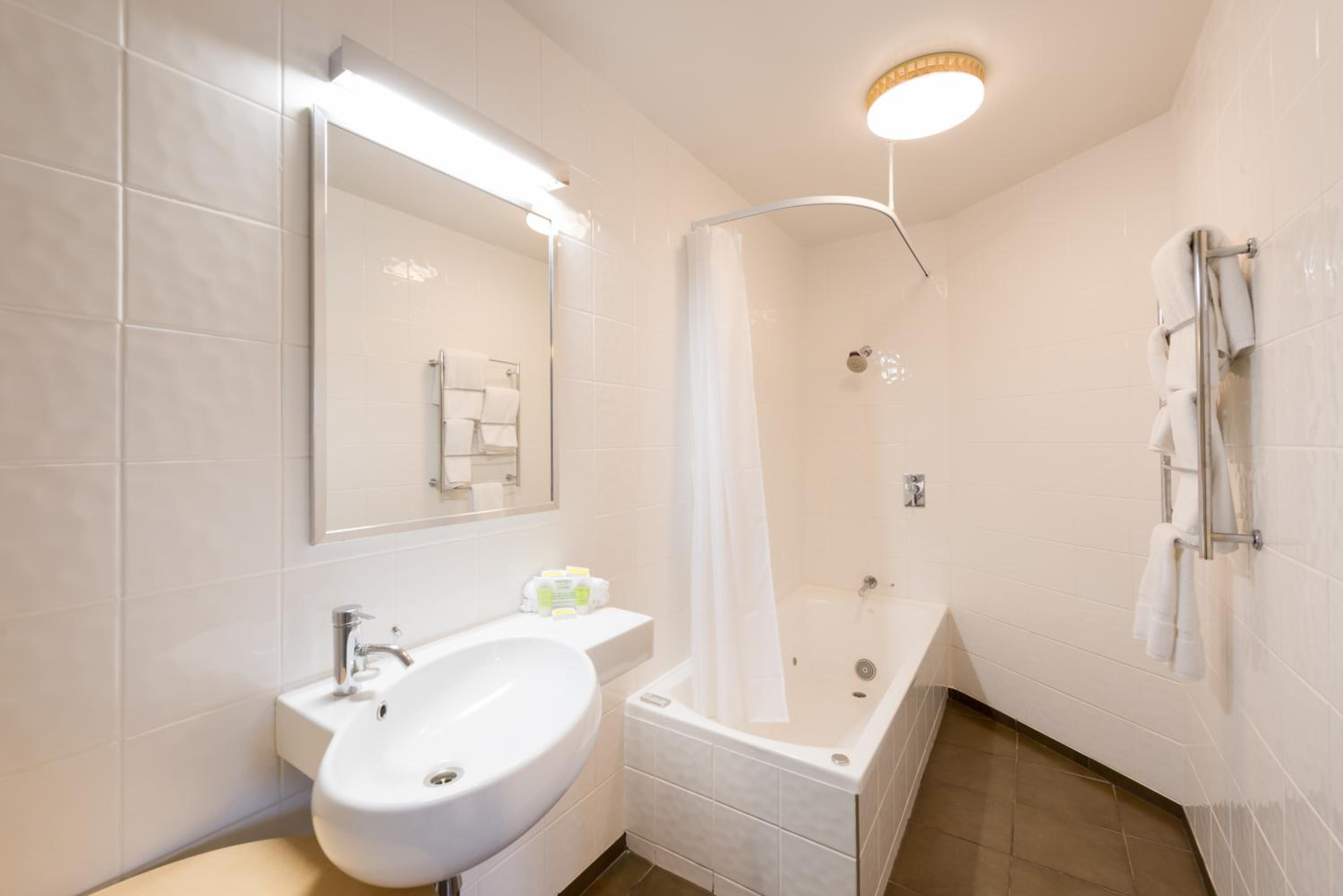 One-Bedroom Suite - Photo 4