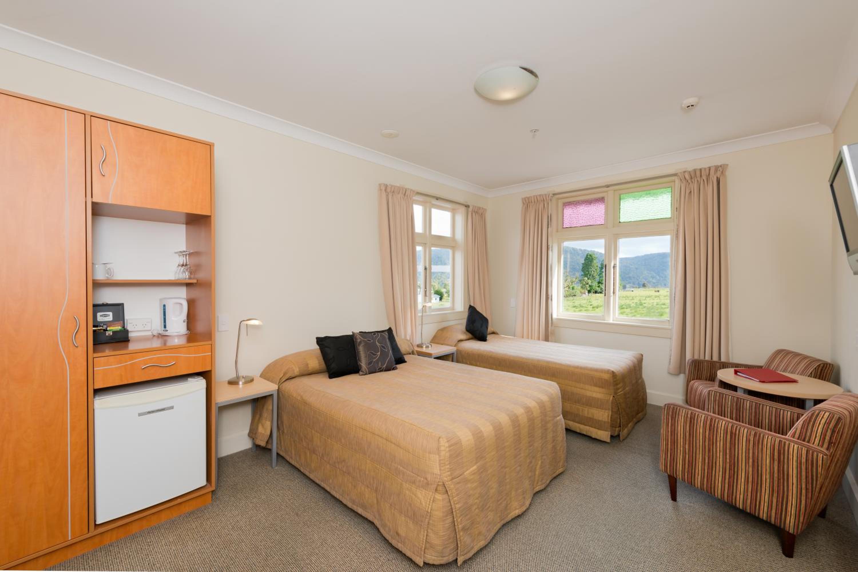 Standard Twin Room - Photo 9