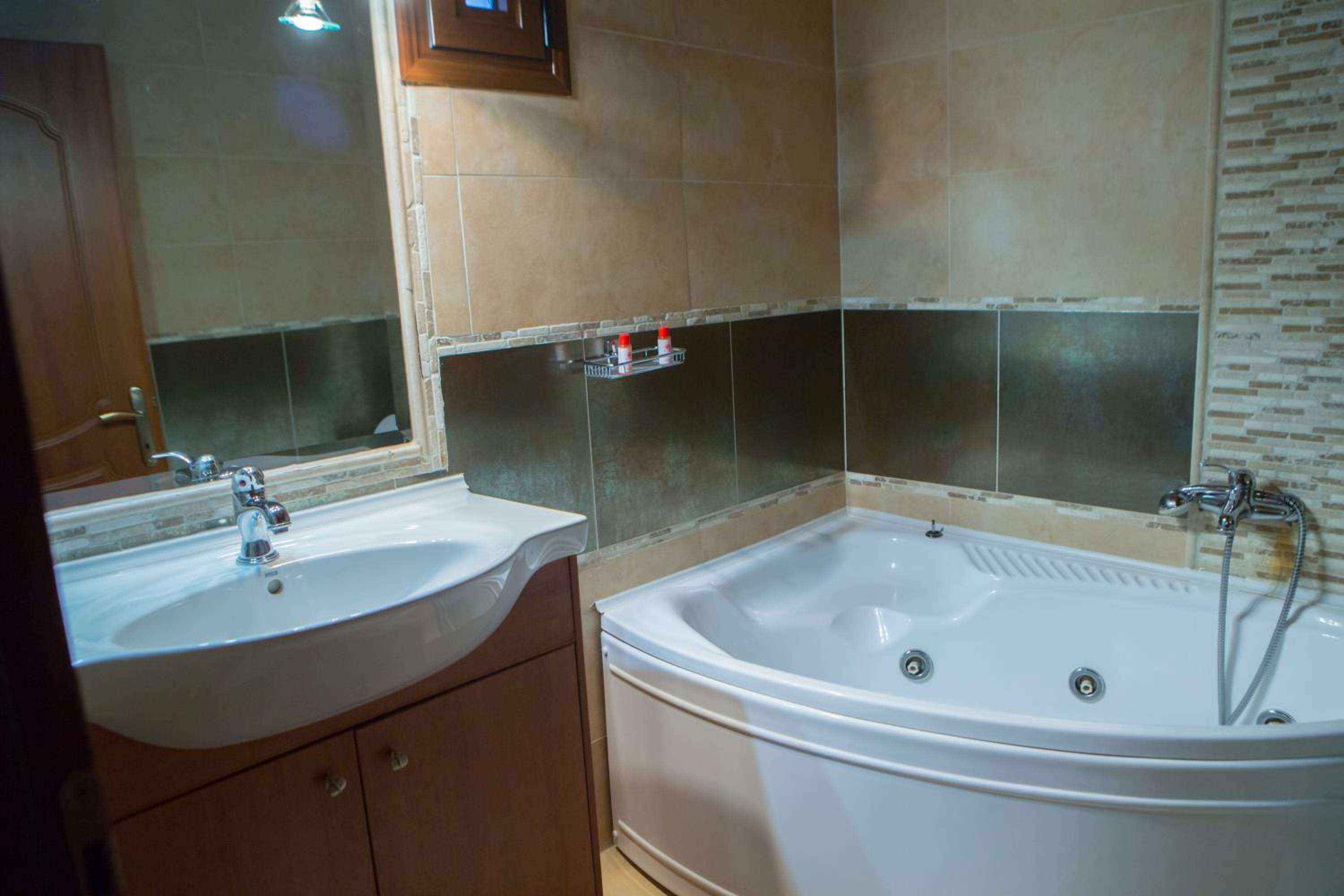 King Room with Spa Bath - Photo 5