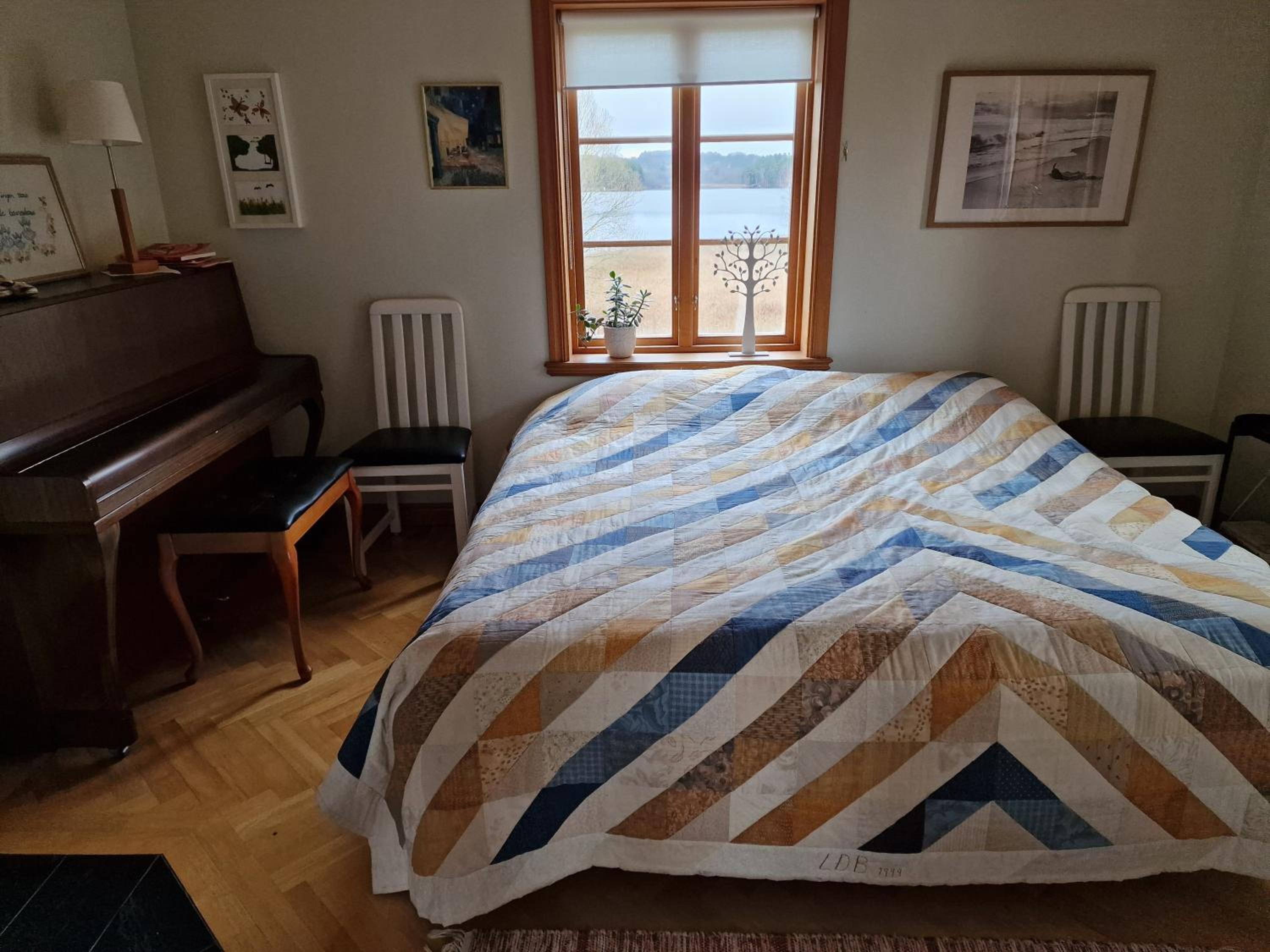 Three-Bedroom House photo 3