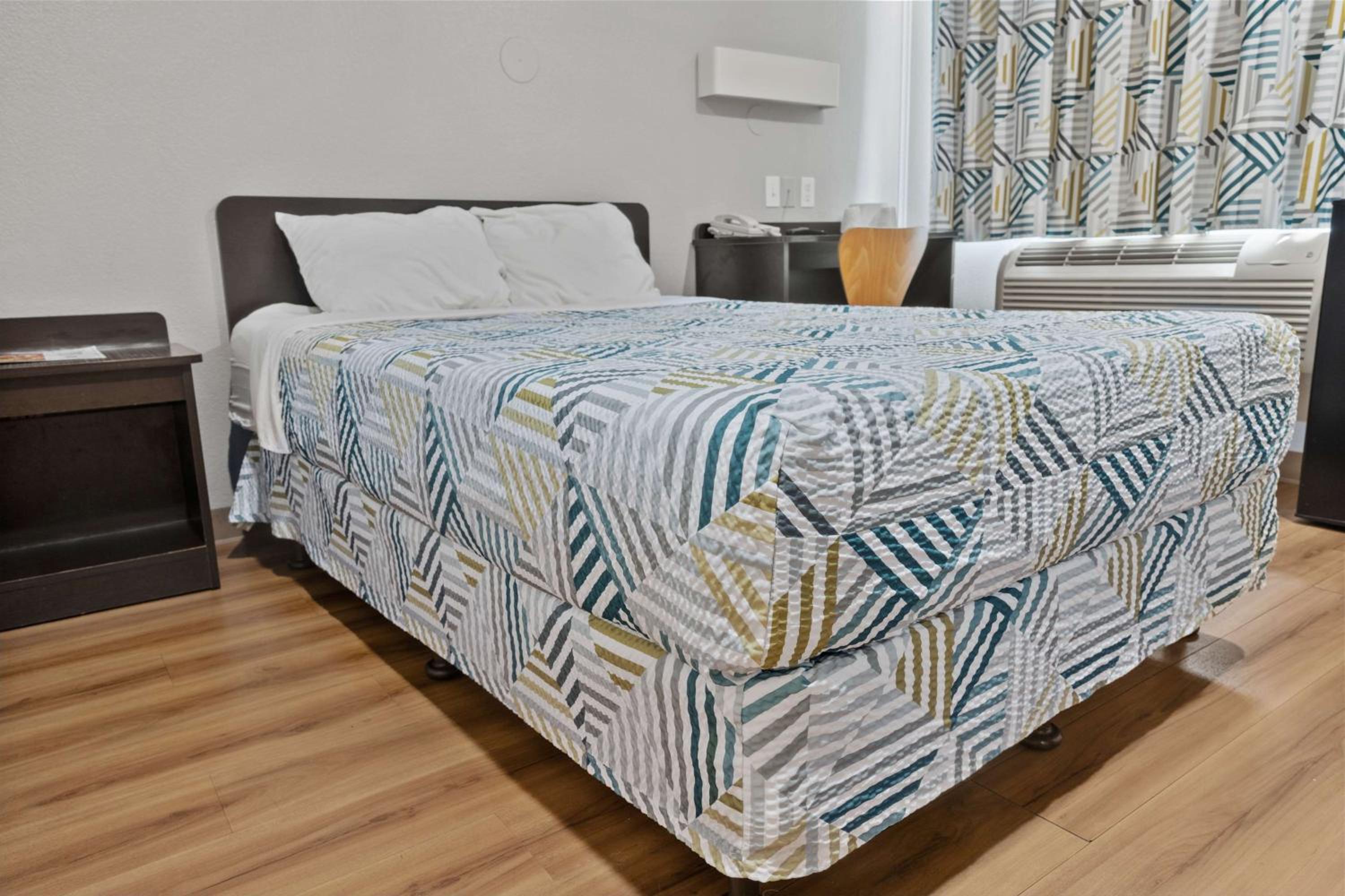 1 Full Bed | ADA/Tub/Mini Fridge | Outdoor Pool photo 3