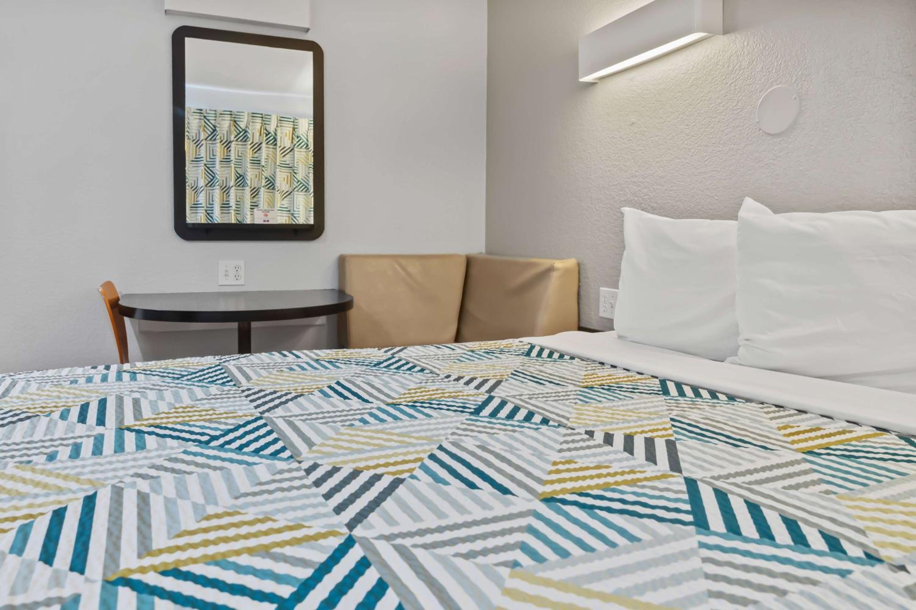 1 Queen Bed | Mini Fridge | Outdoor Pool photo 2
