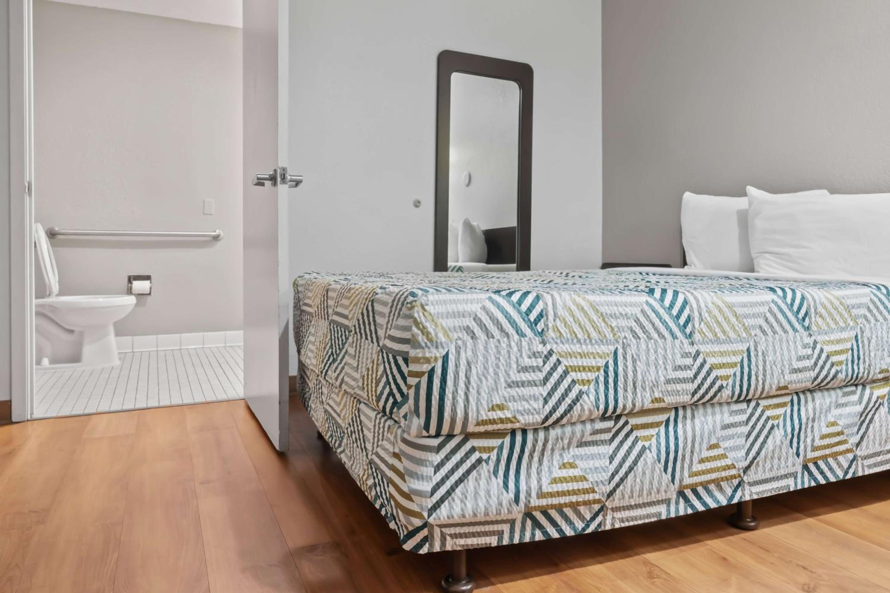1 Full Bed | ADA/RI Shower/Mini Fridge | Outdoor Pool photo 1