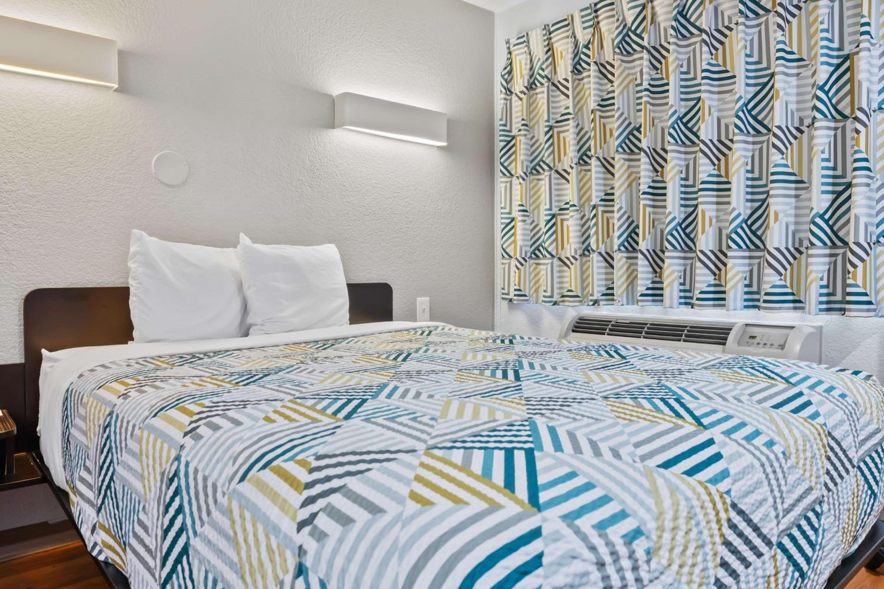 1 Queen Bed | Mini Fridge | Outdoor Pool photo 1