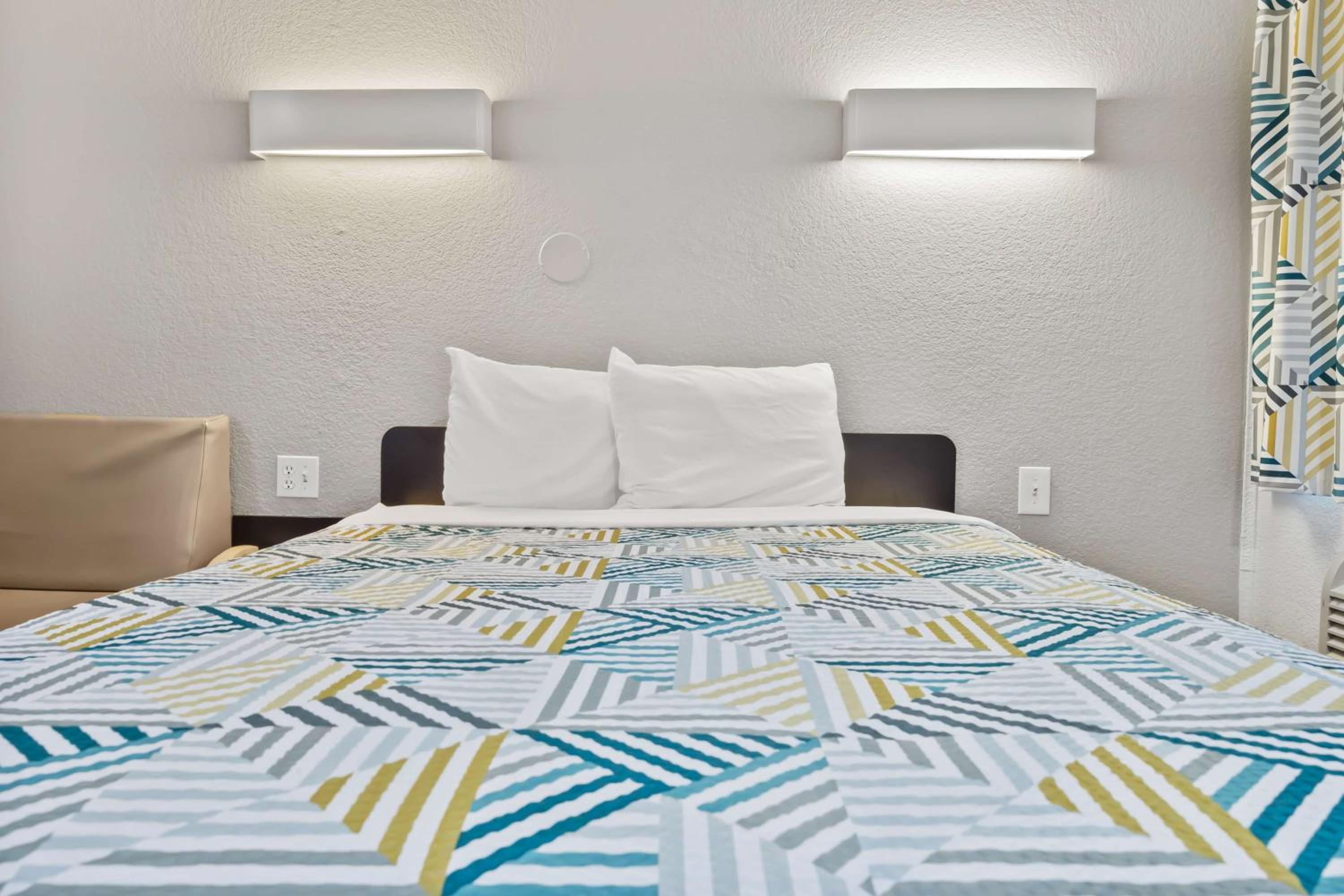 1 Full Bed | ADA/Tub/Mini Fridge | Outdoor Pool photo 2