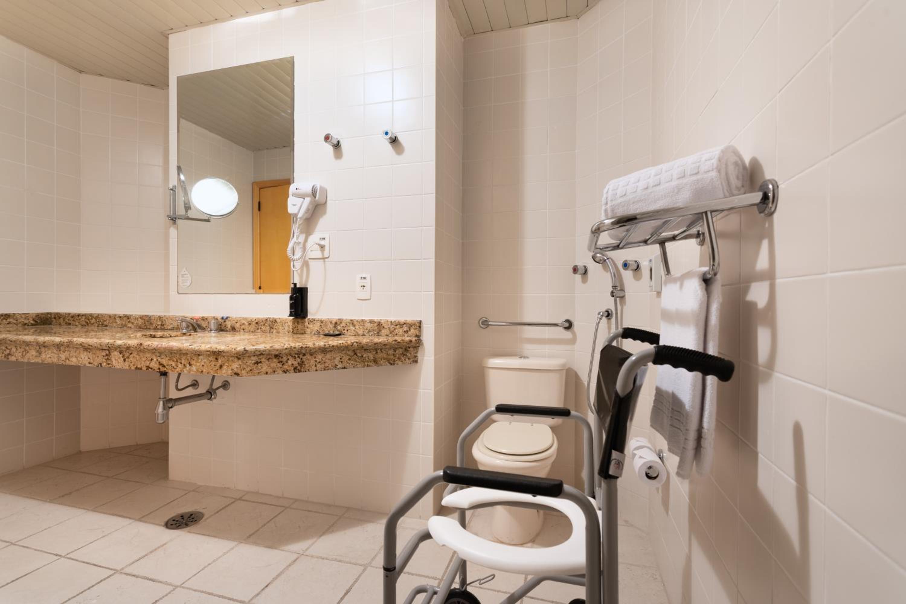 Superior Room - Disability Access - Photo 3
