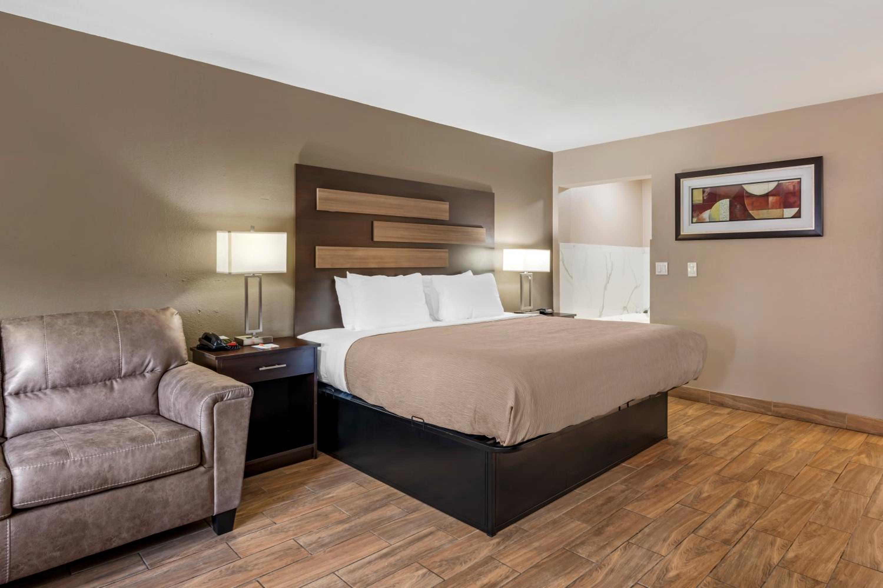 King Suite with Roll-In Shower - Disability Access/Non Smoking - Photo 1