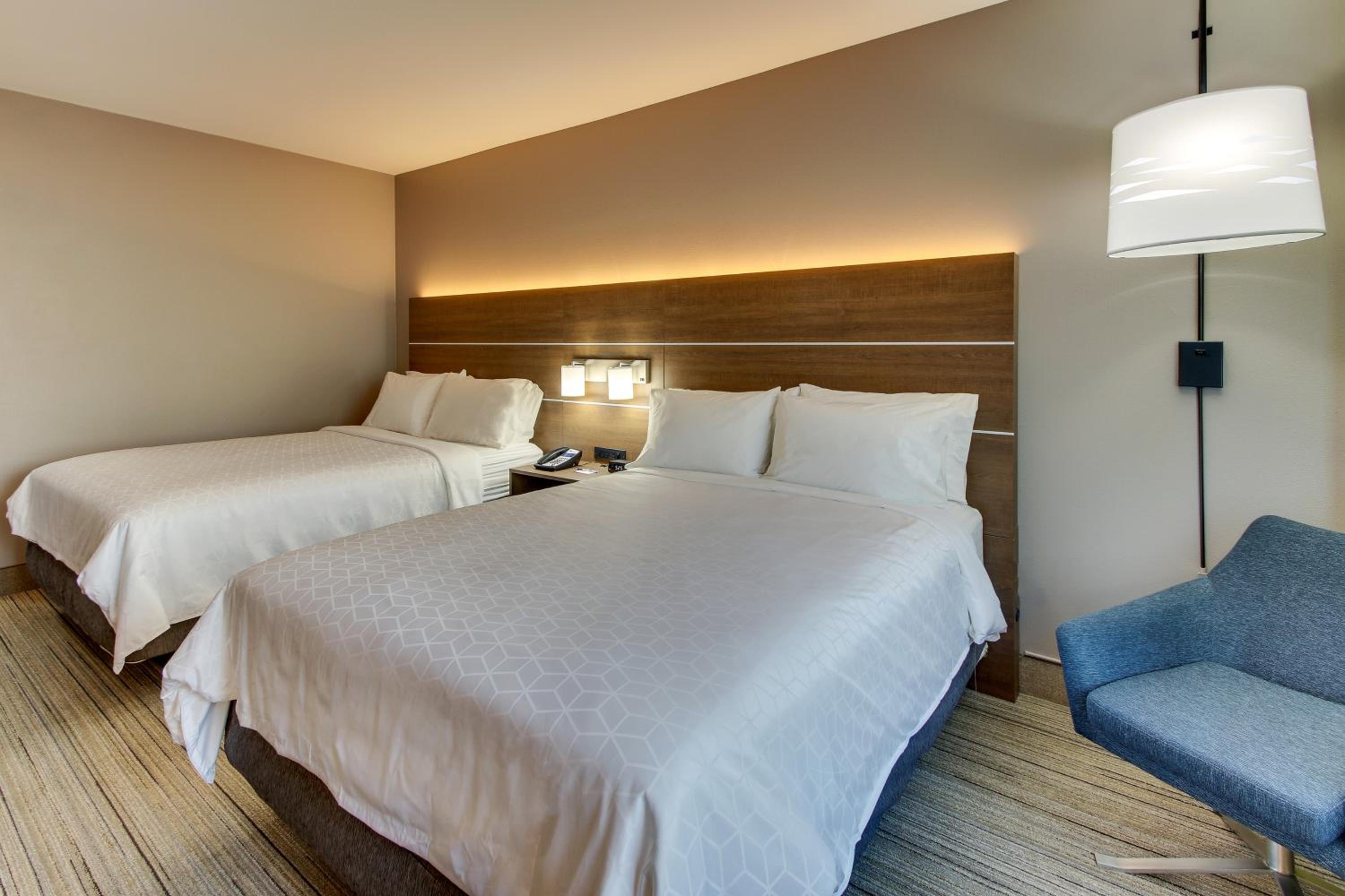 Standard Queen Room with Two Queen Beds - Photo 2